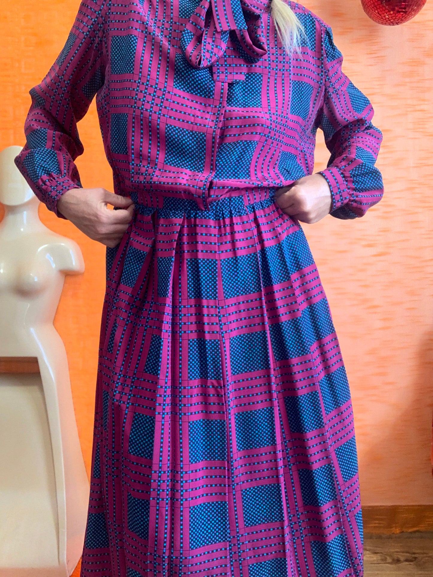 Superbe robe plissée en pure soie et col Lavaliere Vintage France