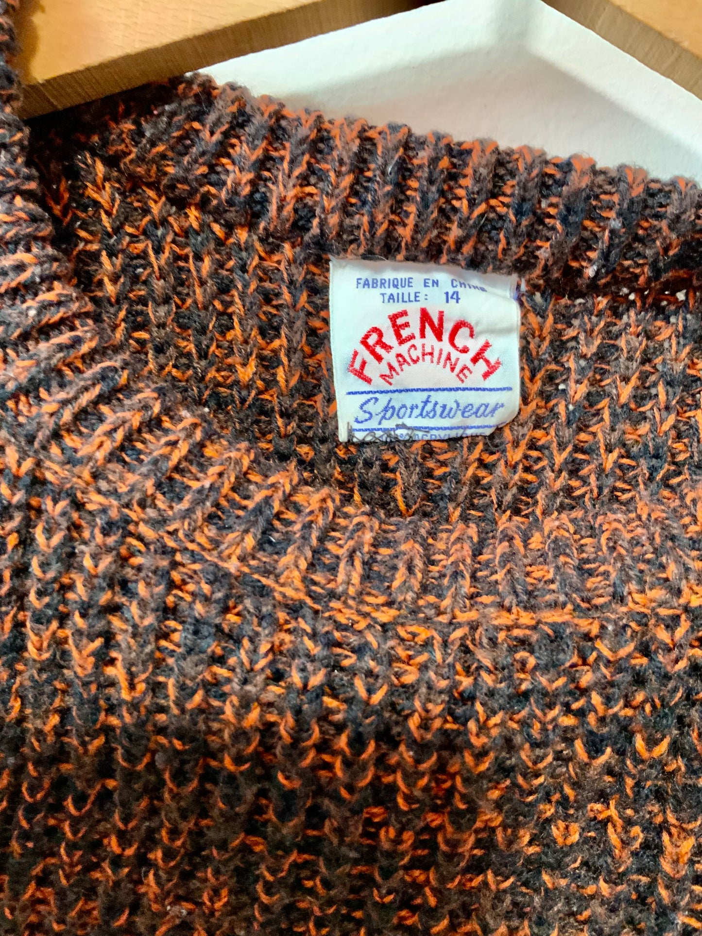 Pull noir à mailles côtelées Chinées orange Vintage 1980