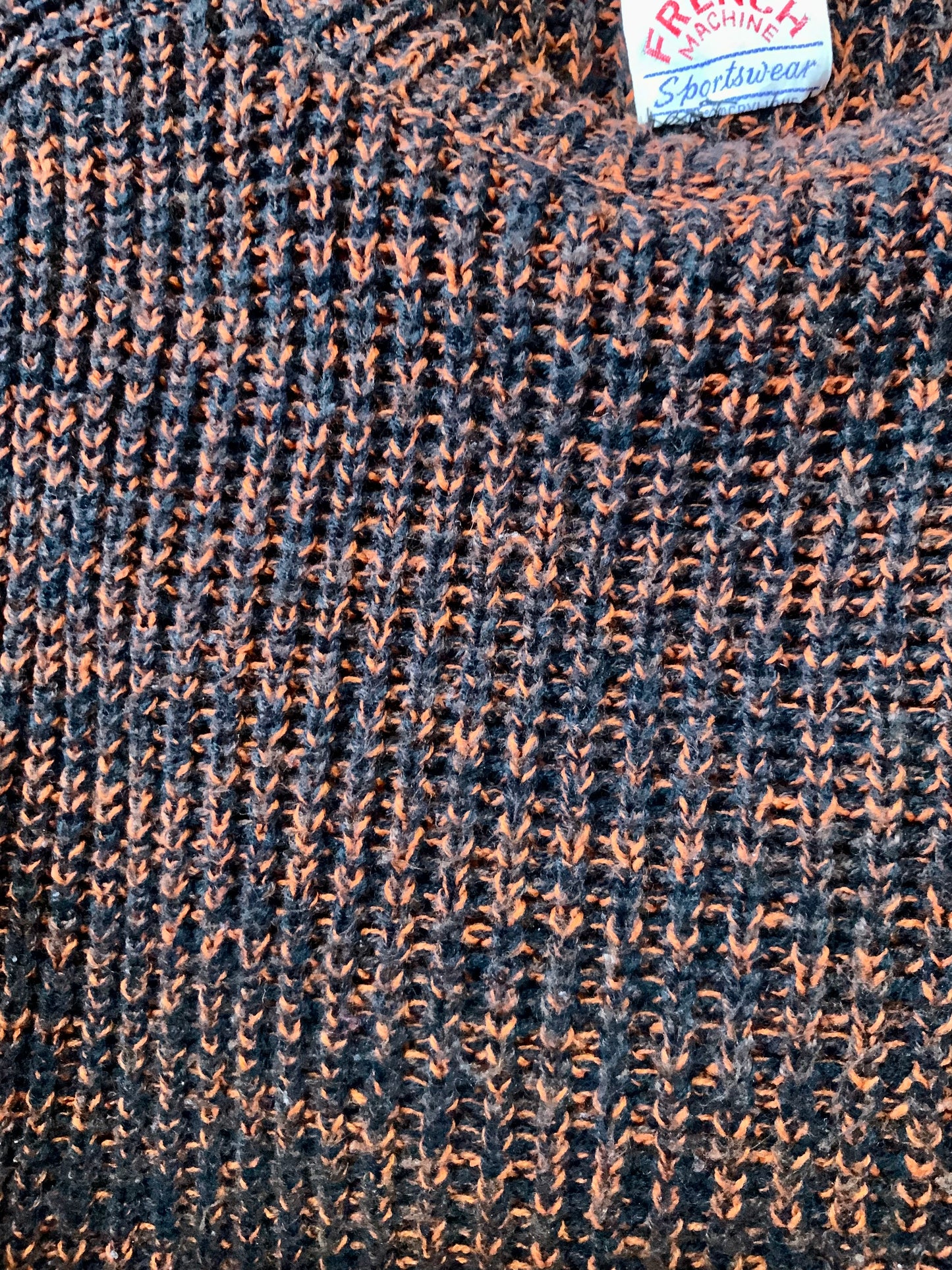 Pull noir à mailles côtelées Chinées orange Vintage 1980