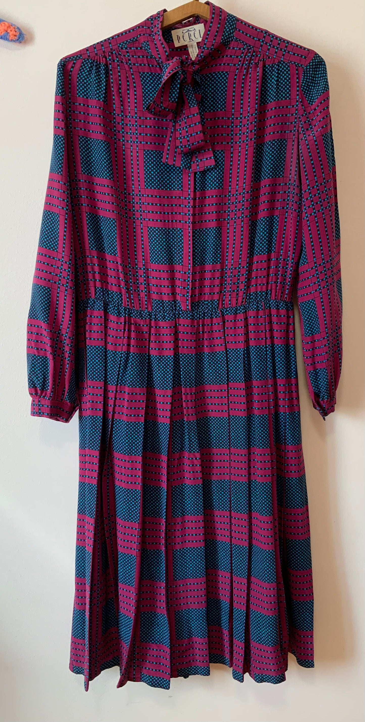 Superbe robe plissée en pure soie et col Lavaliere Vintage France