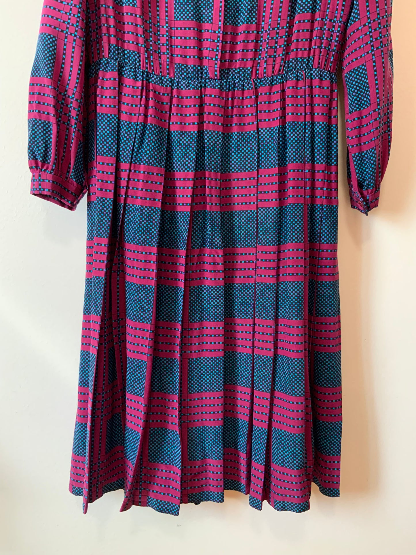 Superbe robe plissée en pure soie et col Lavaliere Vintage France