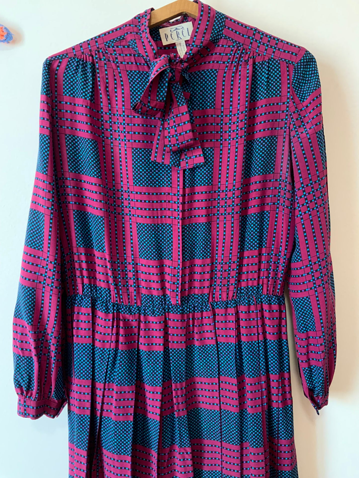 Superbe robe plissée en pure soie et col Lavaliere Vintage France