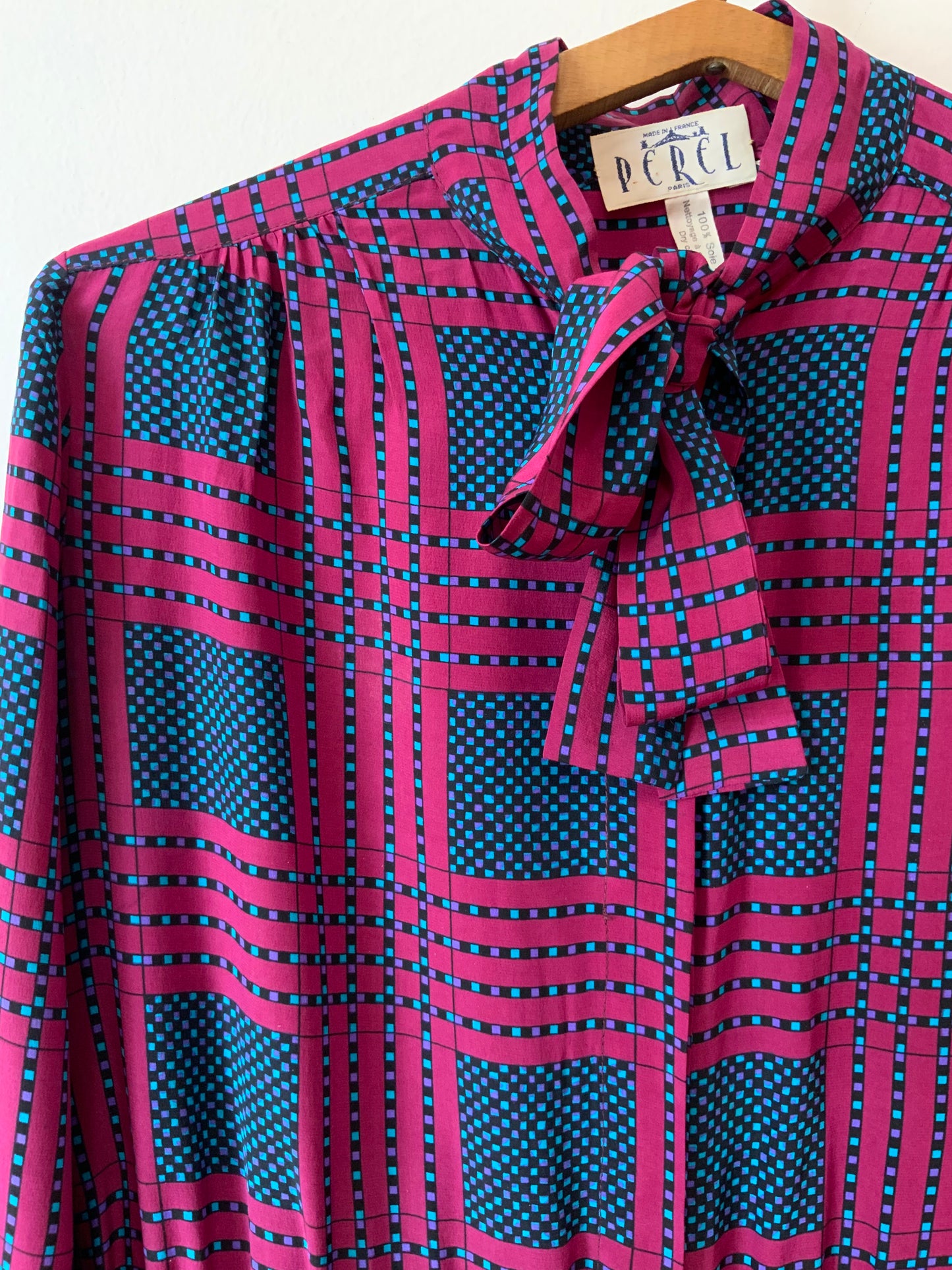 Superbe robe plissée en pure soie et col Lavaliere Vintage France
