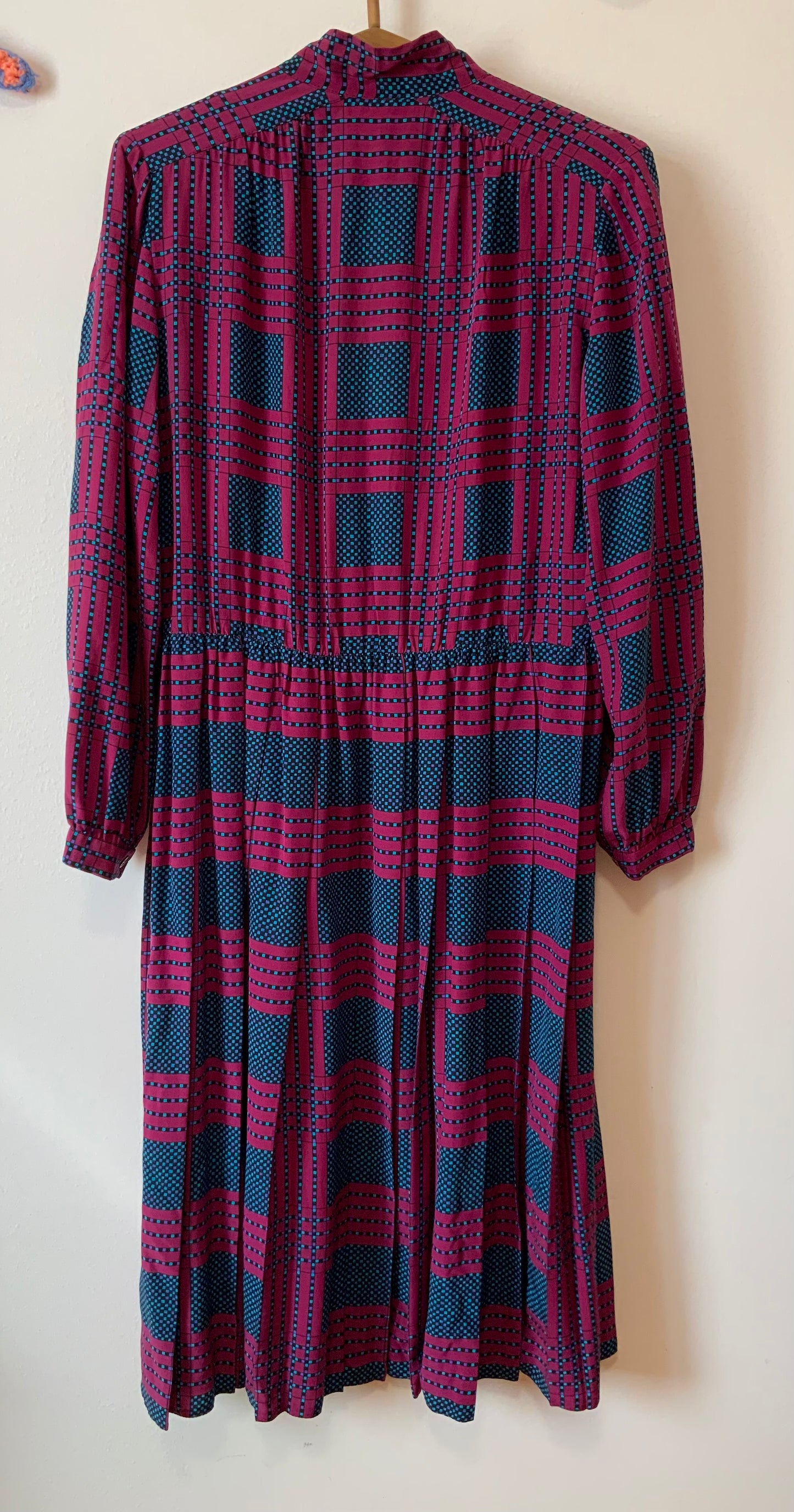 Superbe robe plissée en pure soie et col Lavaliere Vintage France