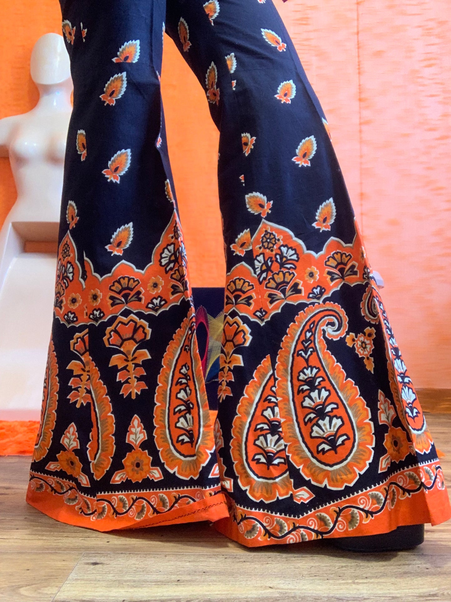 Unique Pattes d’éléphant Vintage 1970 motifs paisley oranges Fait main