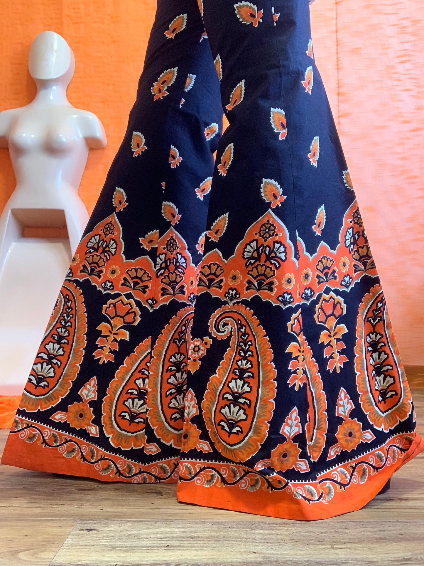 Unique Pattes d’éléphant Vintage 1970 motifs paisley oranges Fait main
