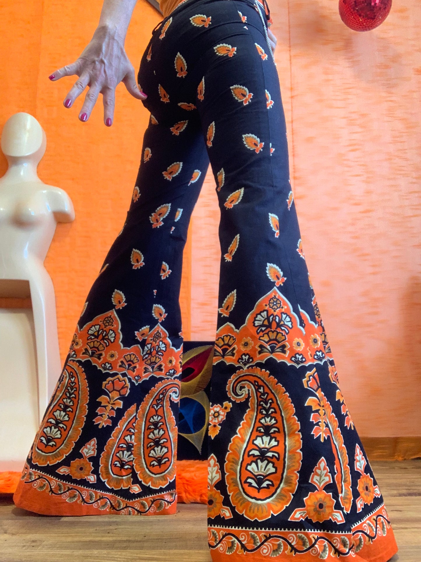 Unique Pattes d’éléphant Vintage 1970 motifs paisley oranges Fait main