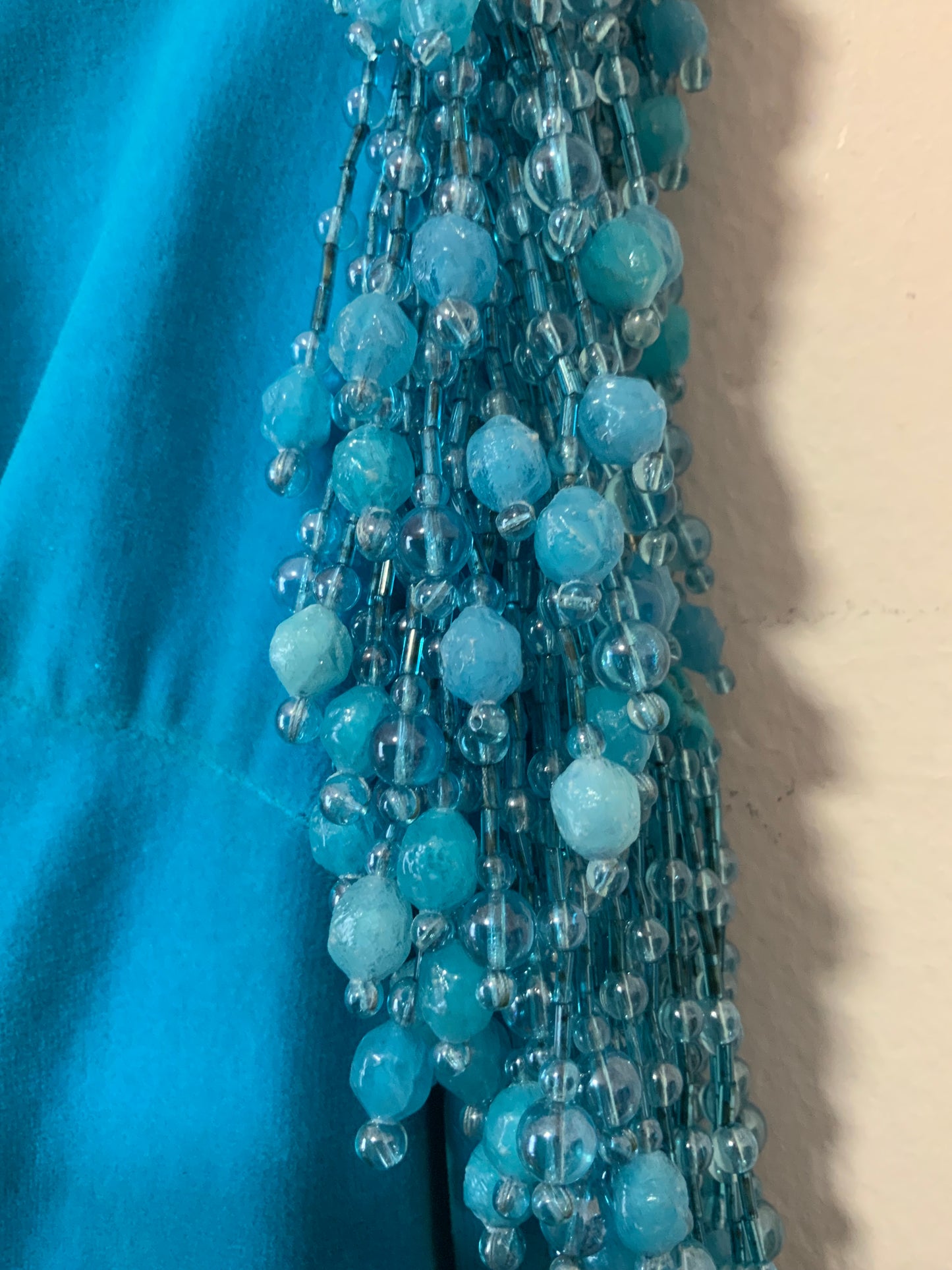 Élégante robe 1970 confection main Turquoise Velours et perles de verre- Unique
