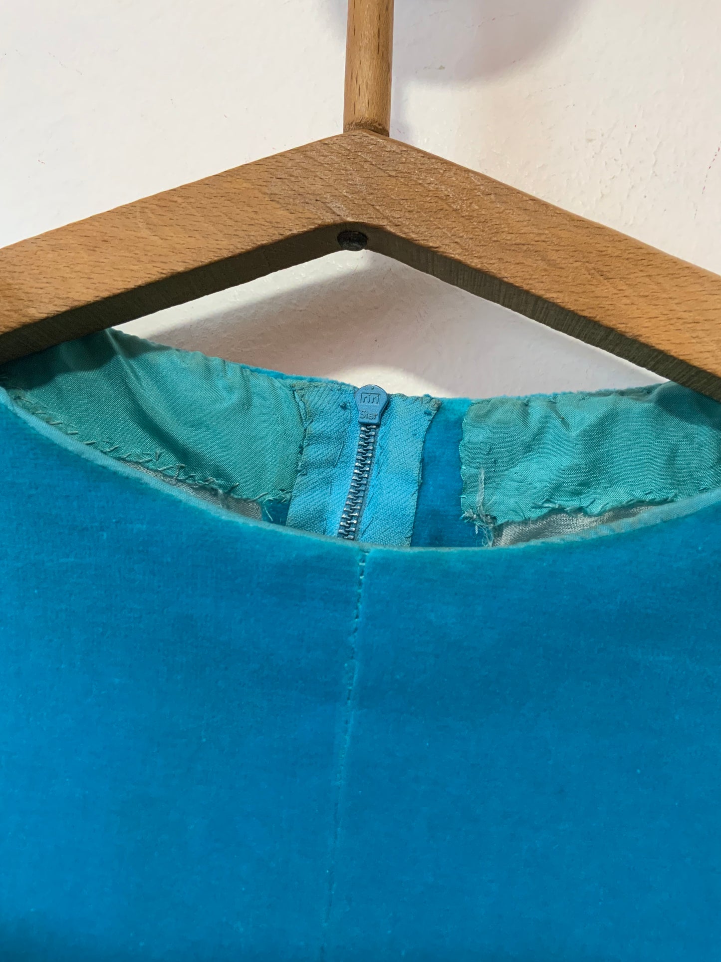 Élégante robe 1970 confection main Turquoise Velours et perles de verre- Unique