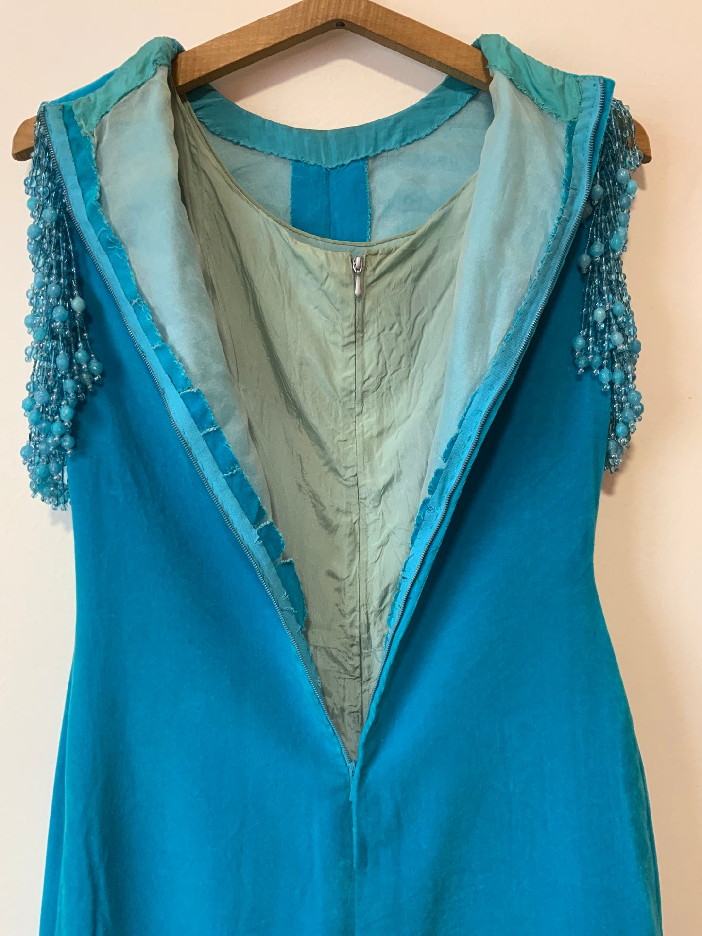 Élégante robe 1970 confection main Turquoise Velours et perles de verre- Unique