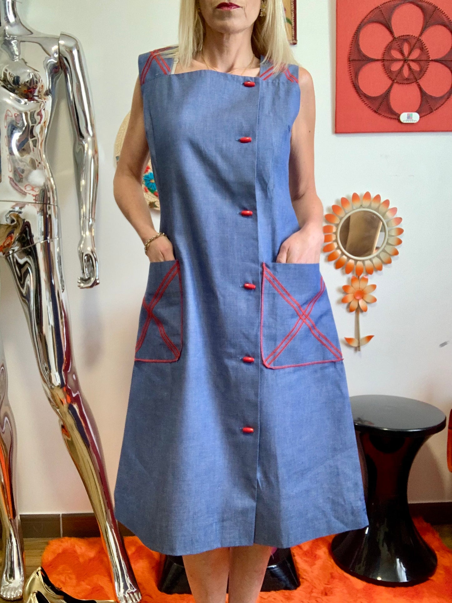 Robe Boutonnée Superbe Bleu Coton Denim et broderies Rouges Neuve 1970