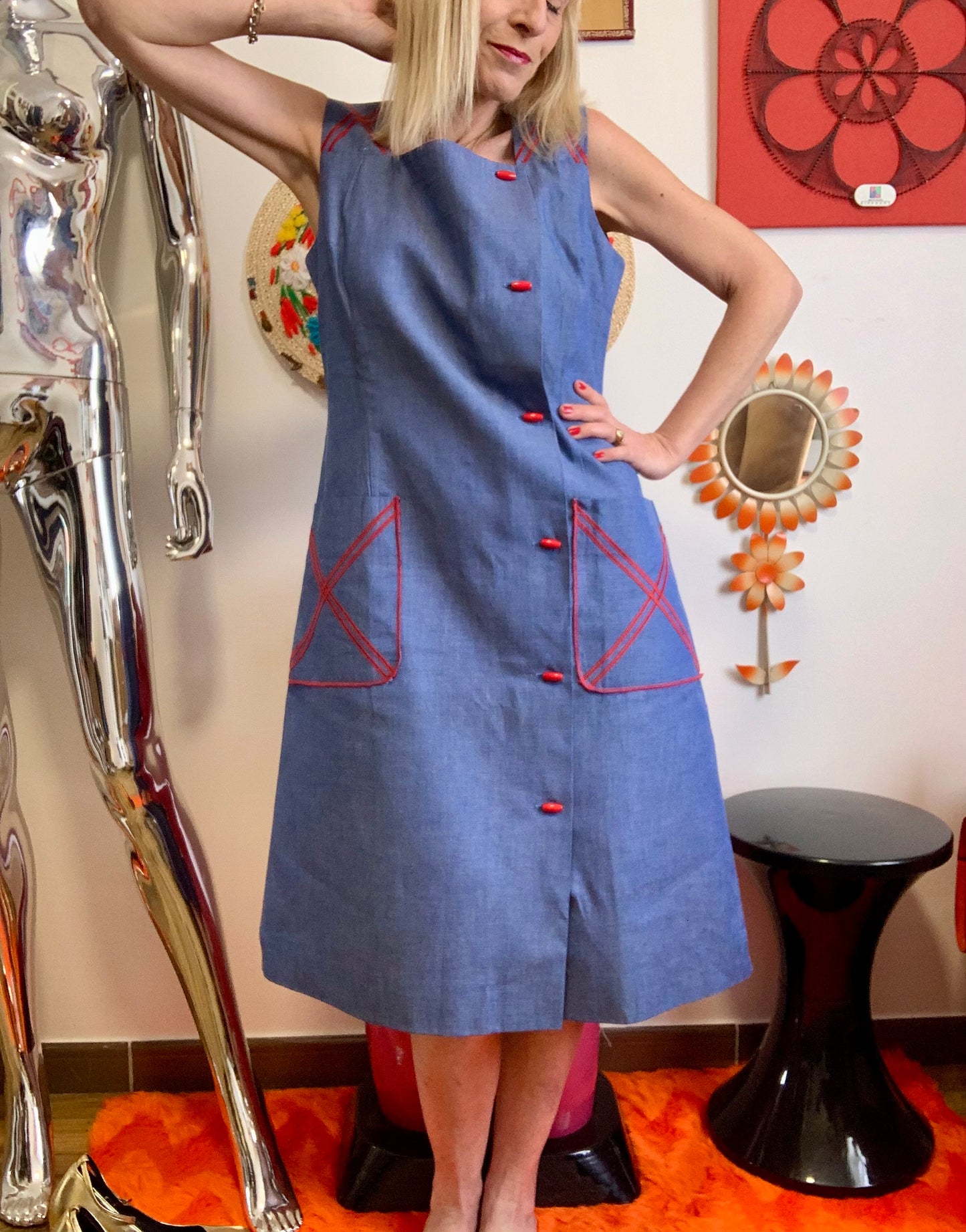 Robe Boutonnée Superbe Bleu Coton Denim et broderies Rouges Neuve 1970