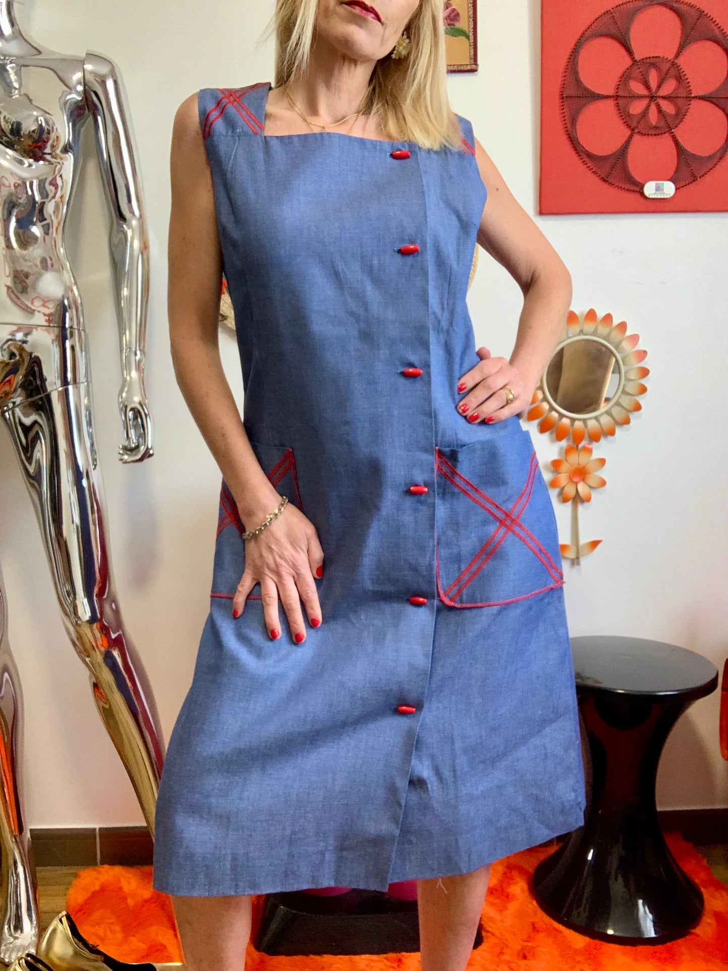 Robe Boutonnée Superbe Bleu Coton Denim et broderies Rouges Neuve 1970