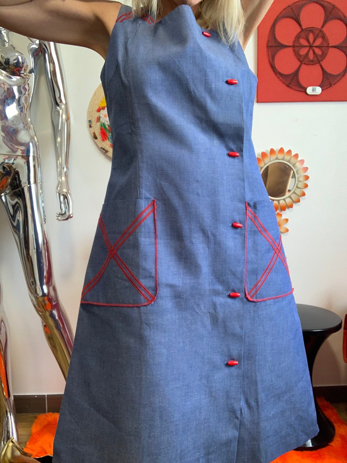 Robe Boutonnée Superbe Bleu Coton Denim et broderies Rouges Neuve 1970