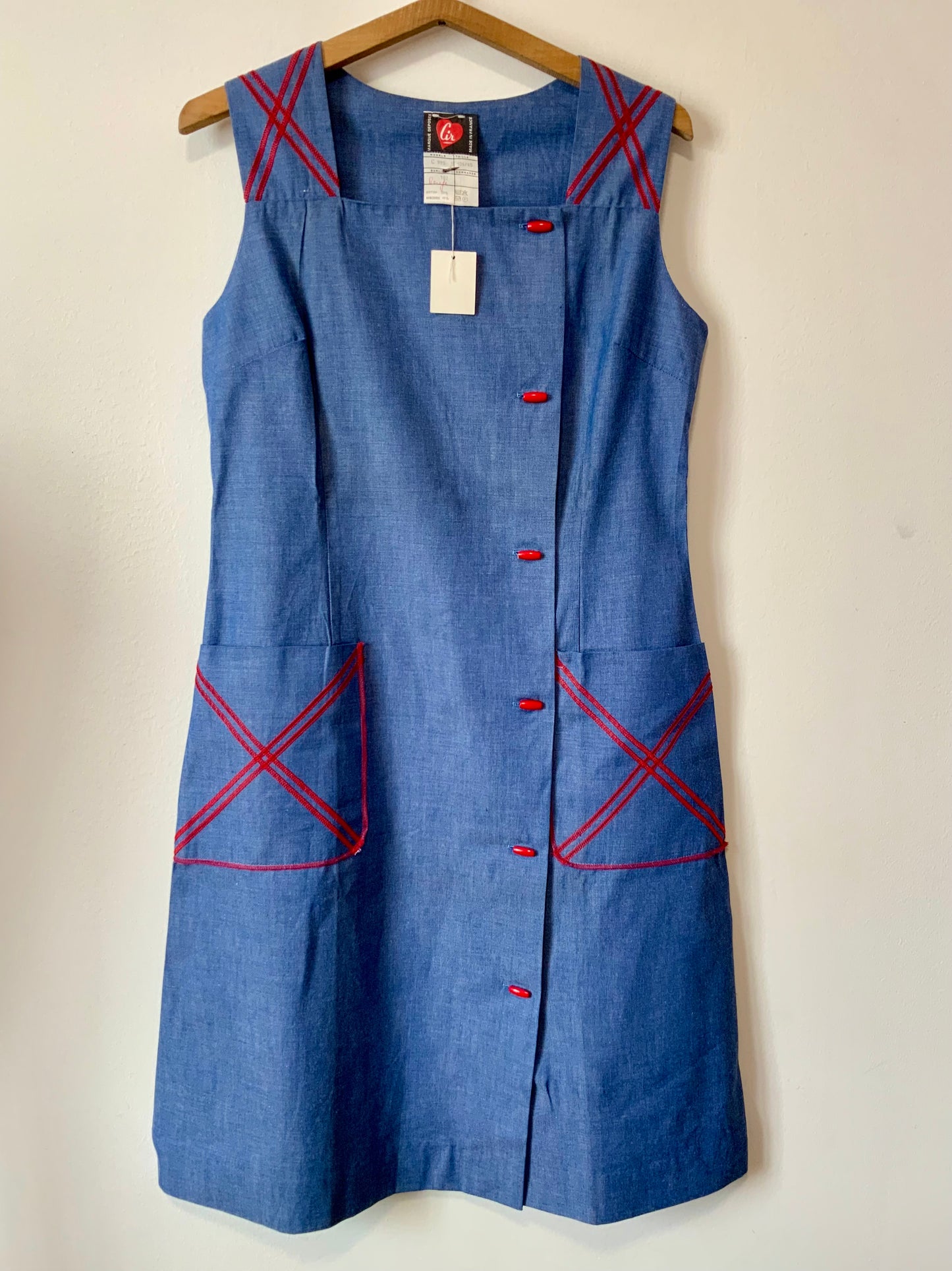 Robe Boutonnée Superbe Bleu Coton Denim et broderies Rouges Neuve 1970