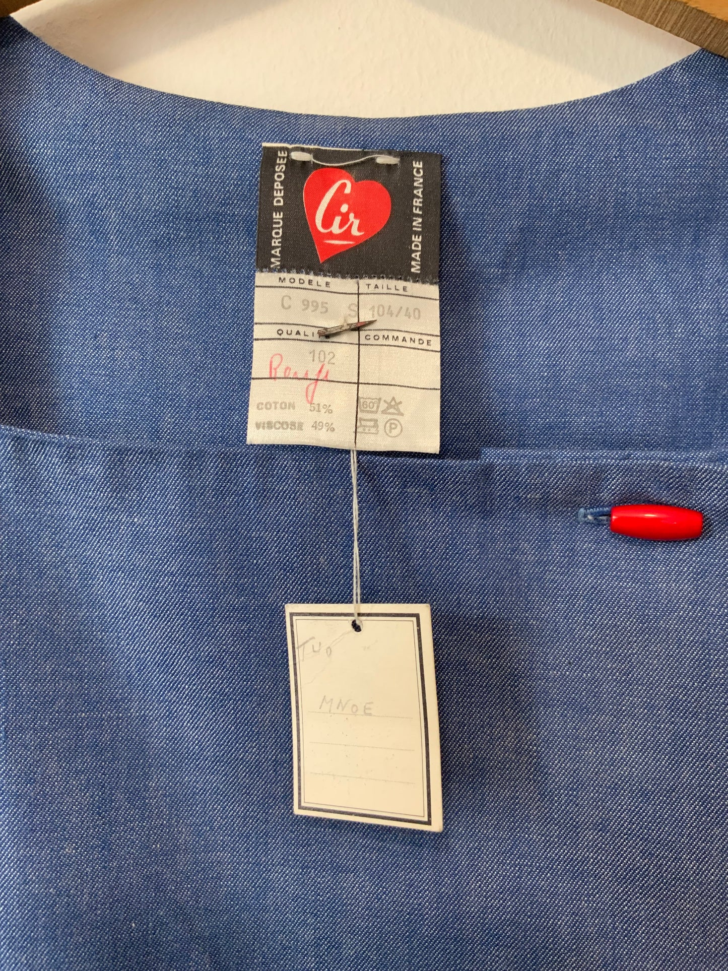 Robe Boutonnée Superbe Bleu Coton Denim et broderies Rouges Neuve 1970