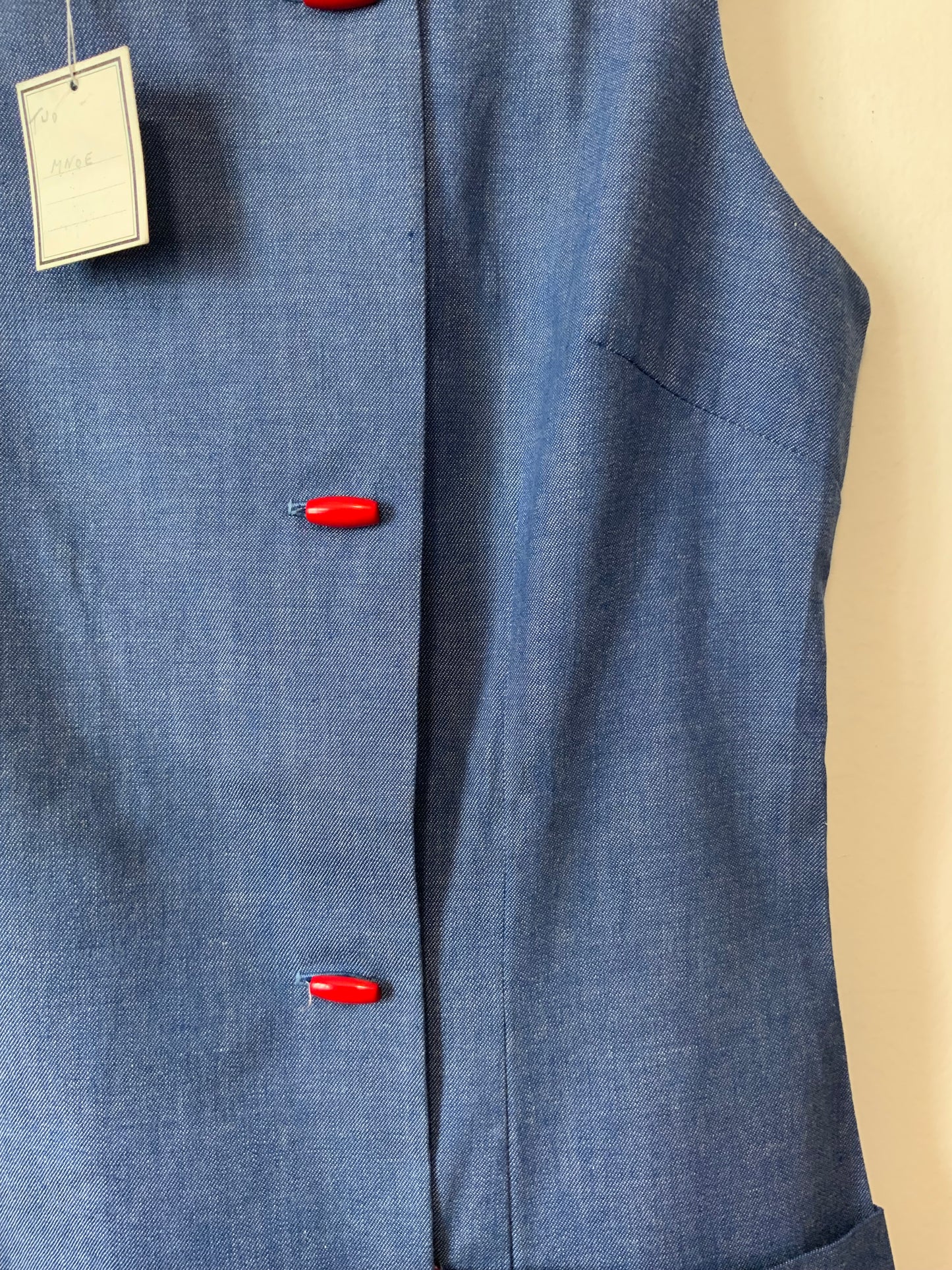 Robe Boutonnée Superbe Bleu Coton Denim et broderies Rouges Neuve 1970