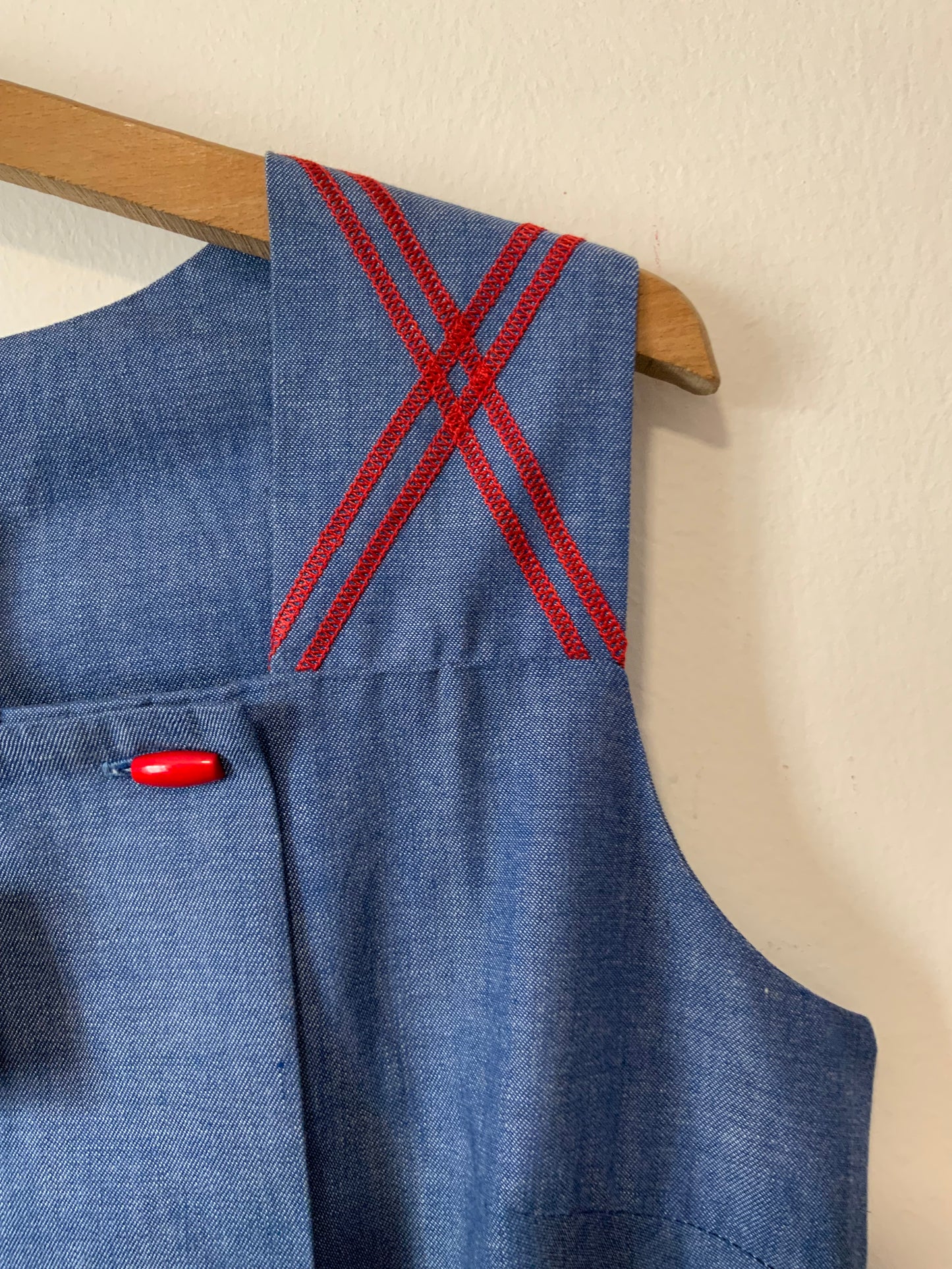 Robe Boutonnée Superbe Bleu Coton Denim et broderies Rouges Neuve 1970