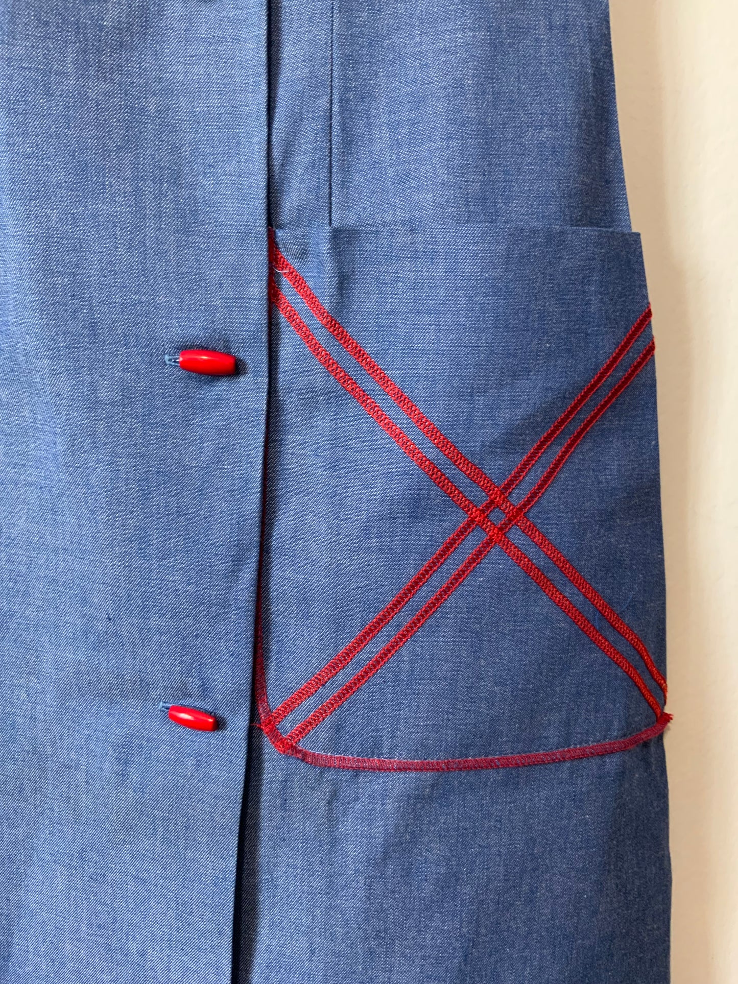 Robe Boutonnée Superbe Bleu Coton Denim et broderies Rouges Neuve 1970