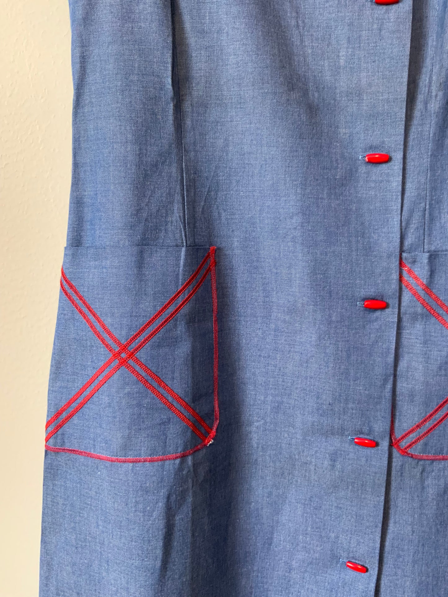Robe Boutonnée Superbe Bleu Coton Denim et broderies Rouges Neuve 1970