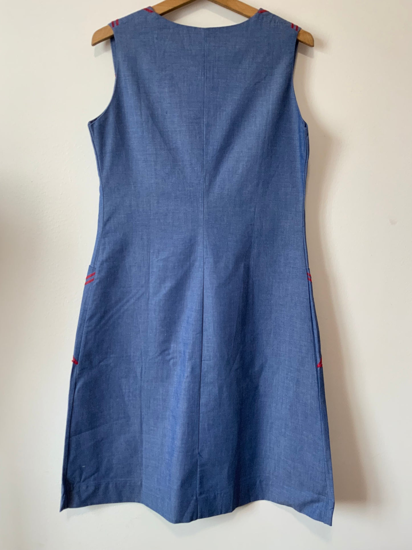 Robe Boutonnée Superbe Bleu Coton Denim et broderies Rouges Neuve 1970