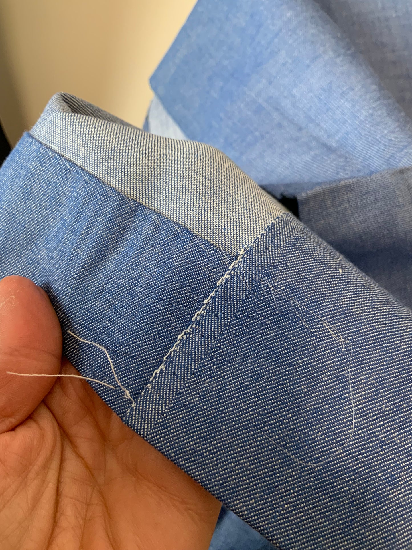 Robe Boutonnée Superbe Bleu Coton Denim et broderies Rouges Neuve 1970