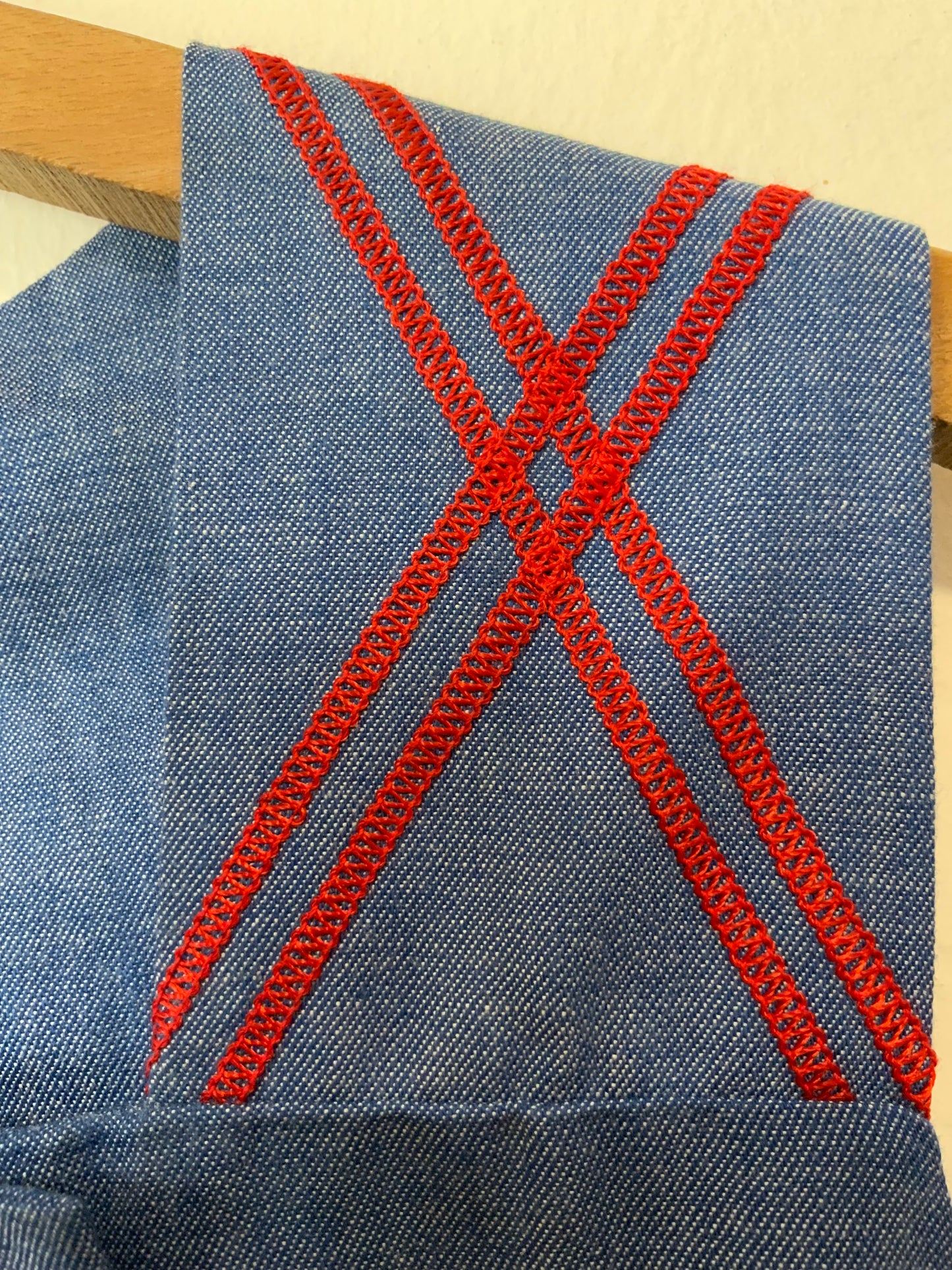 Robe Boutonnée Superbe Bleu Coton Denim et broderies Rouges Neuve 1970