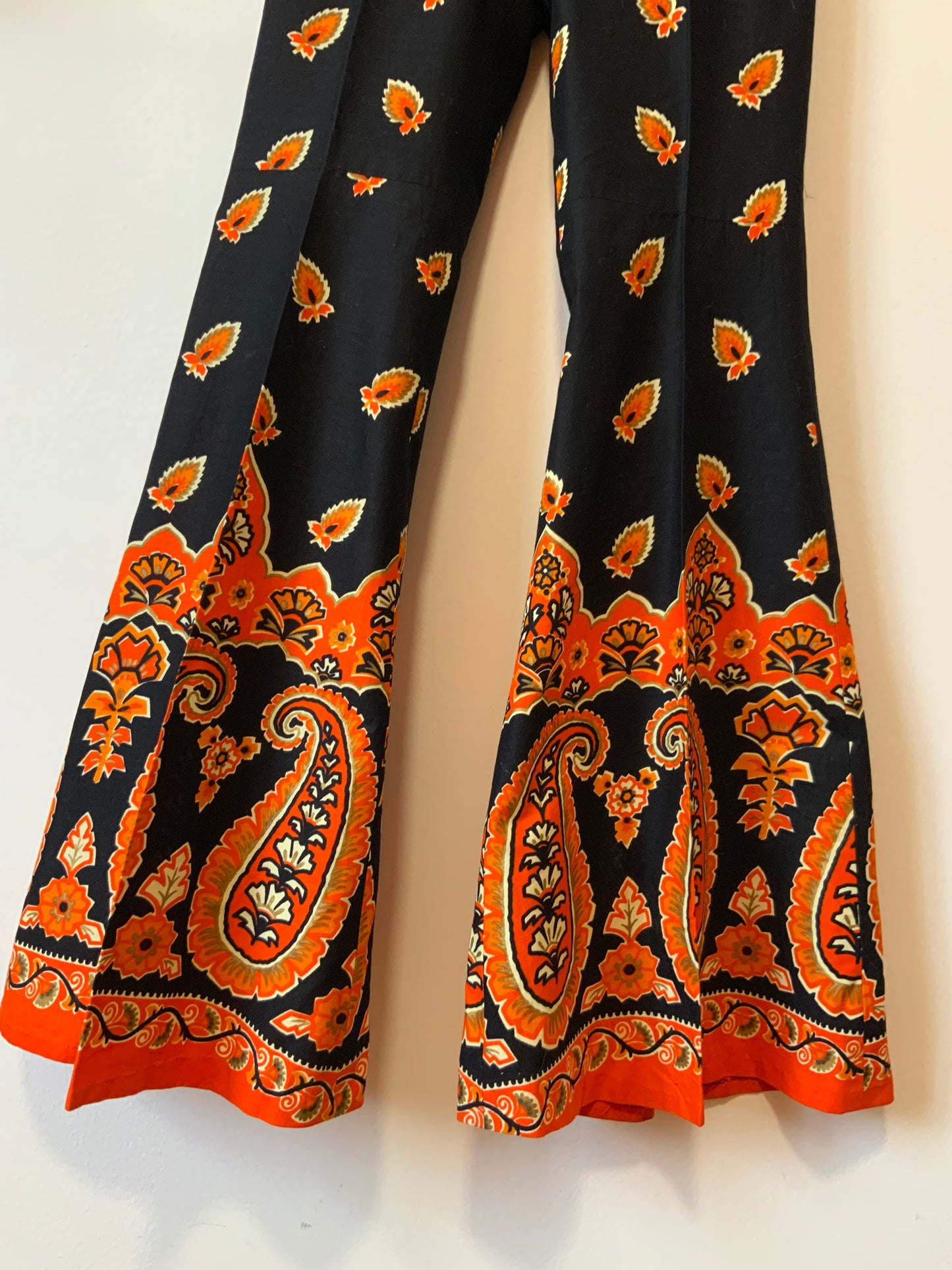 Unique Pattes d’éléphant Vintage 1970 motifs paisley oranges Fait main