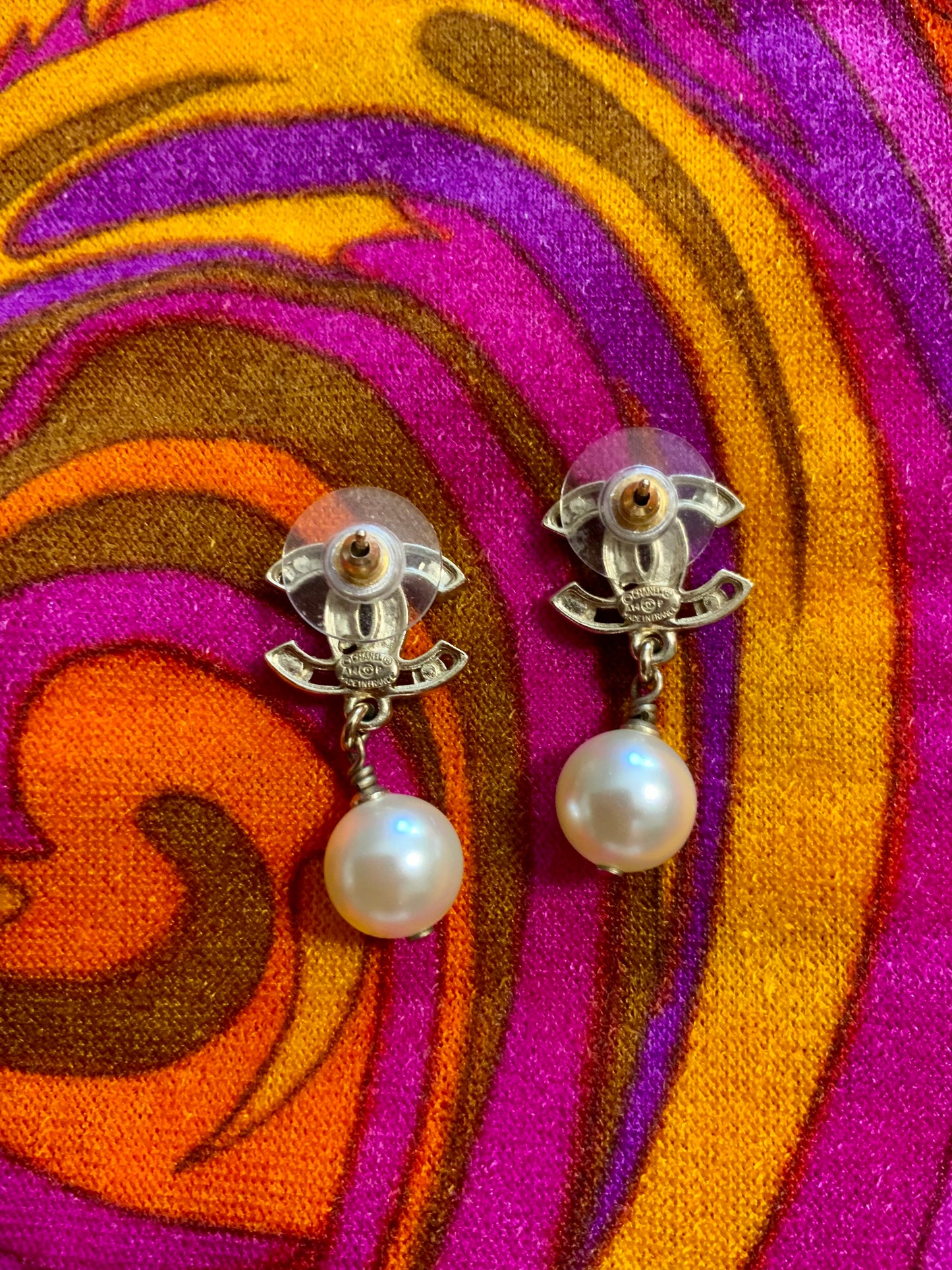 Boucles d’oreilles maison Chanel France Perles pendantes Vintage 2000’
