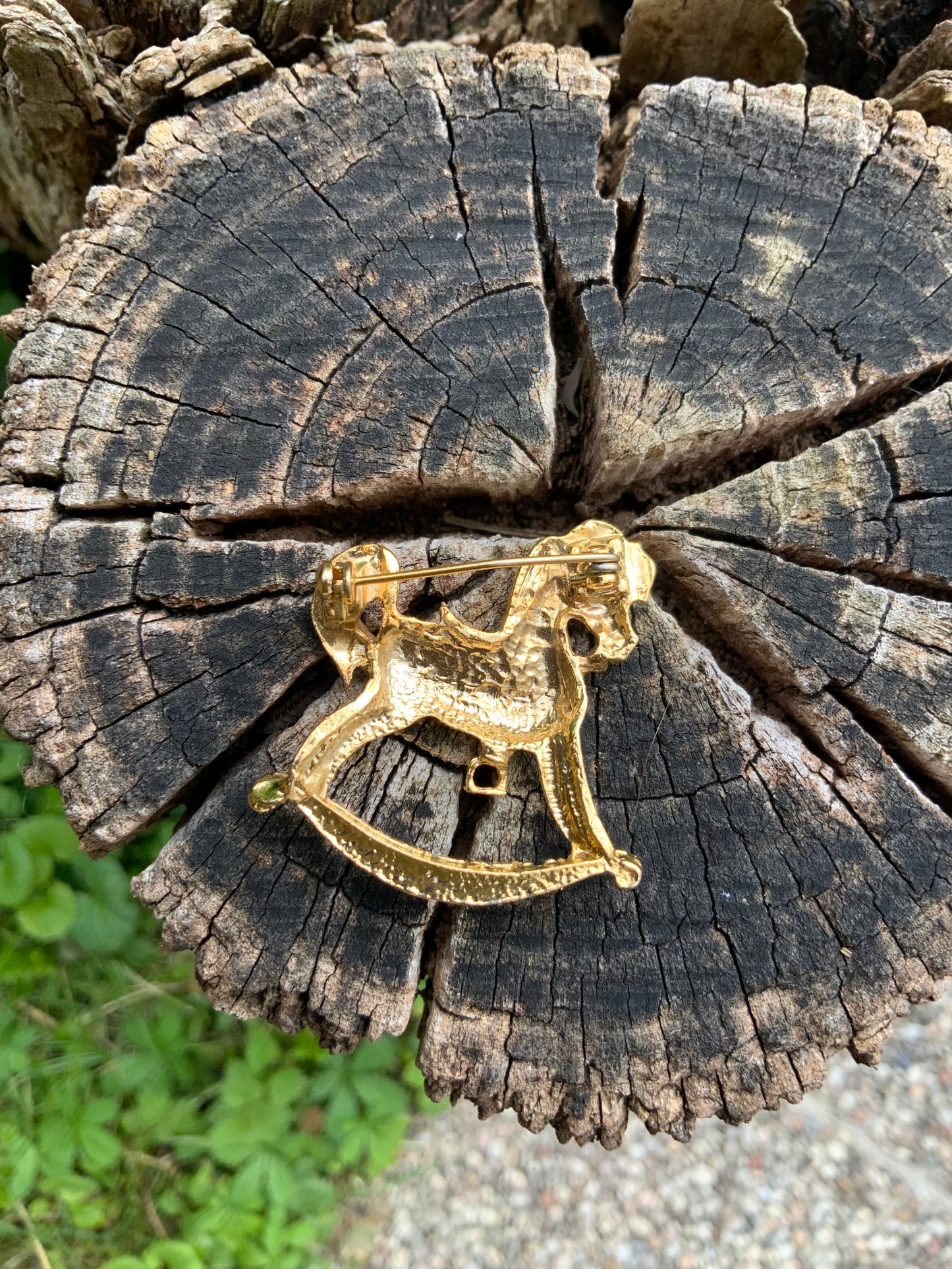 Broche métal doré Jouet cheval à bascule Vintage