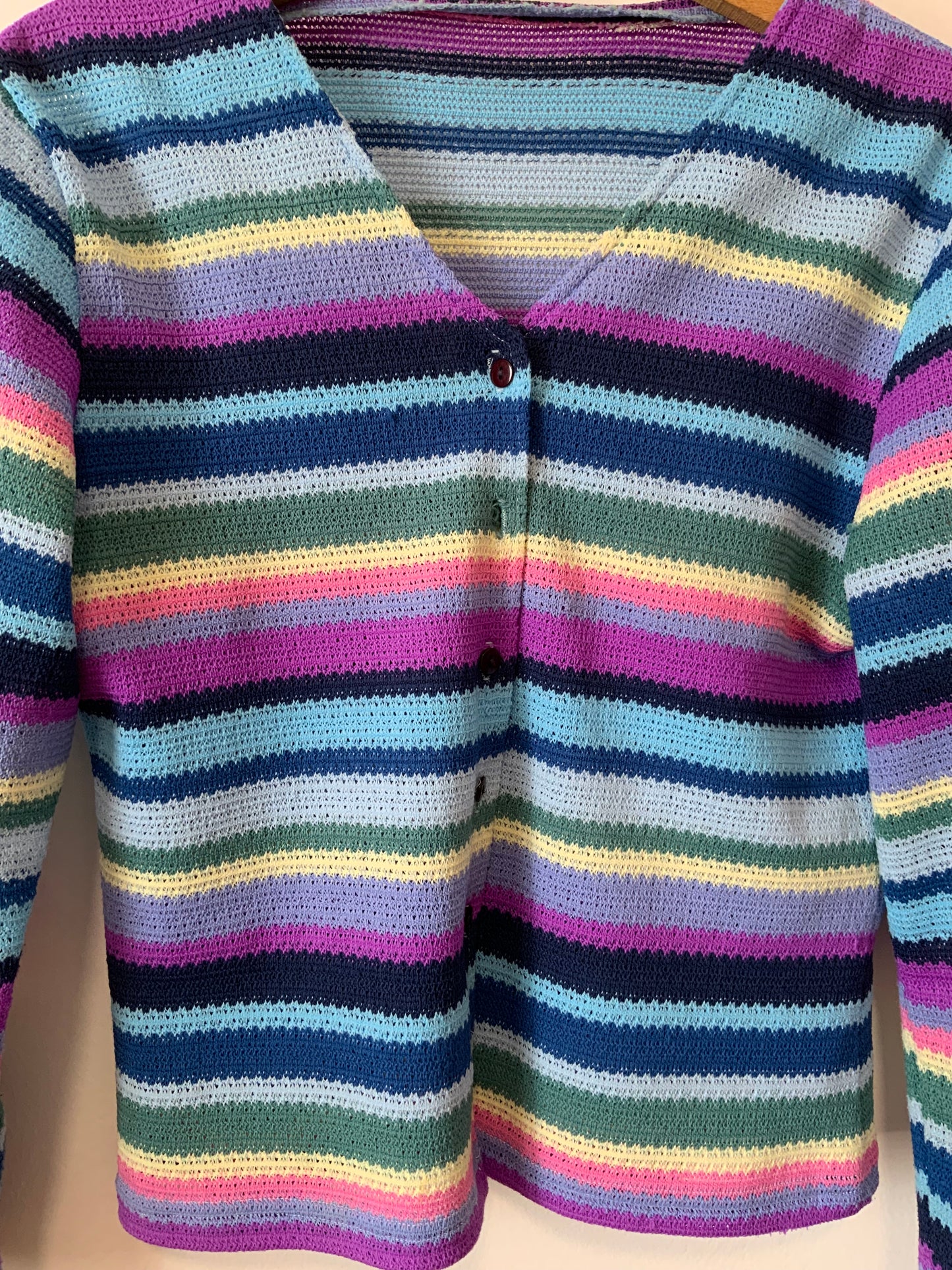 Gilet A rayures Multicouleurs en petites mailles crochets Vintage 1970