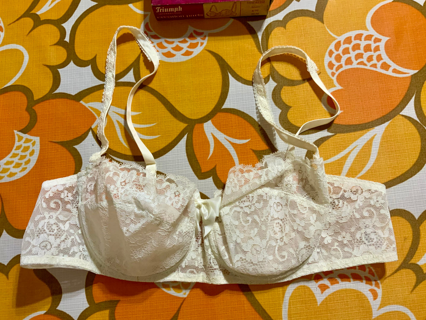 Soutien gorge Deadstock dentelle fleurs Triumph Modèle tendresse 1970