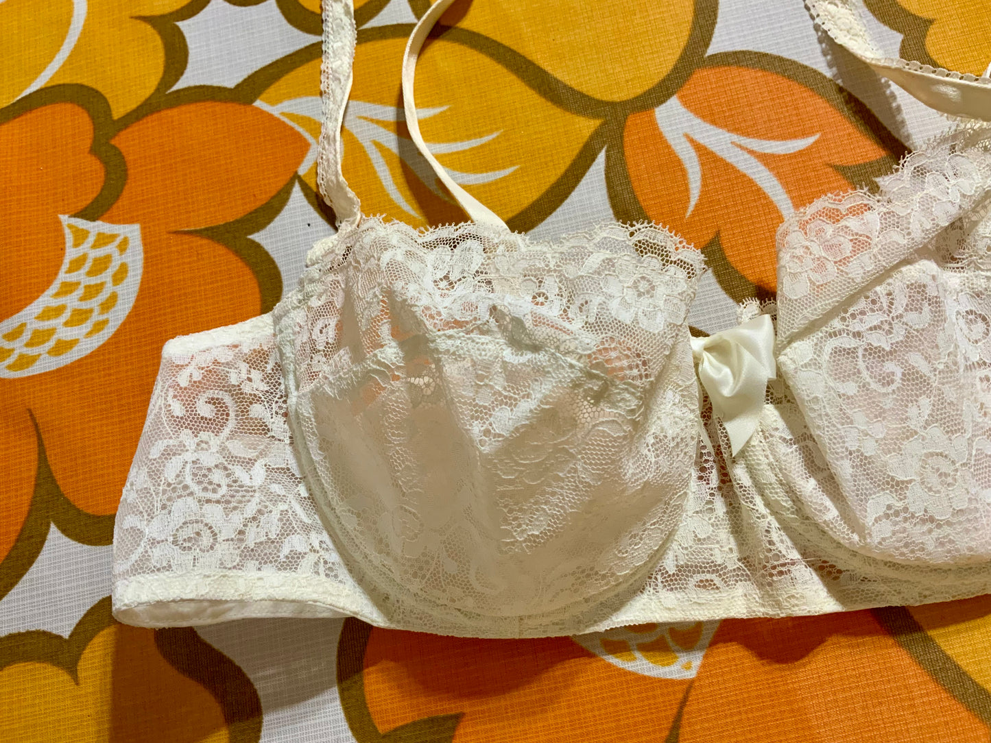 Soutien gorge Deadstock dentelle fleurs Triumph Modèle tendresse 1970