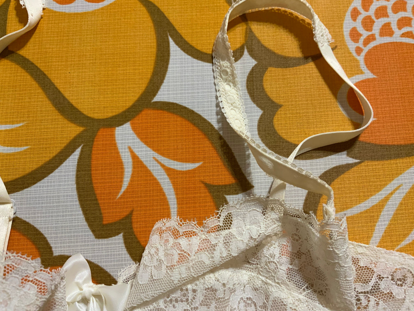 Soutien gorge Deadstock dentelle fleurs Triumph Modèle tendresse 1970
