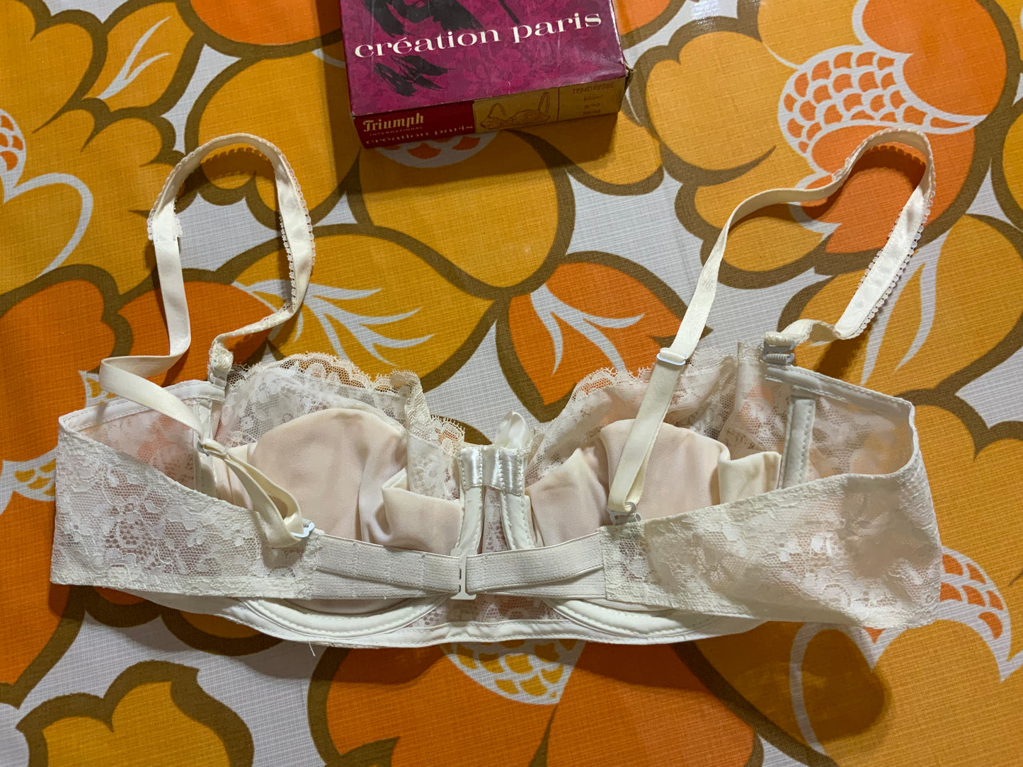Soutien gorge Deadstock dentelle fleurs Triumph Modèle tendresse 1970