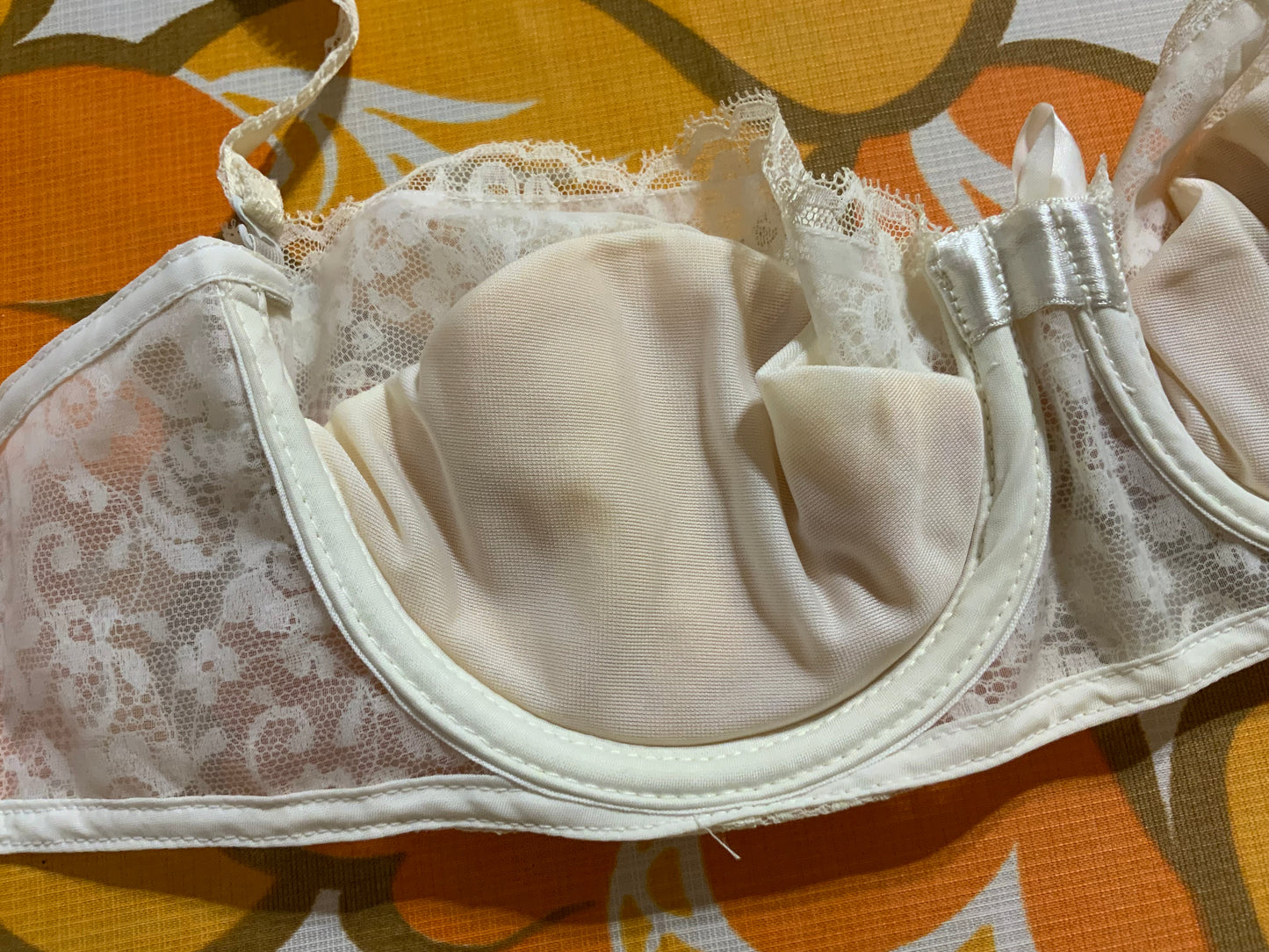 Soutien gorge Deadstock dentelle fleurs Triumph Modèle tendresse 1970