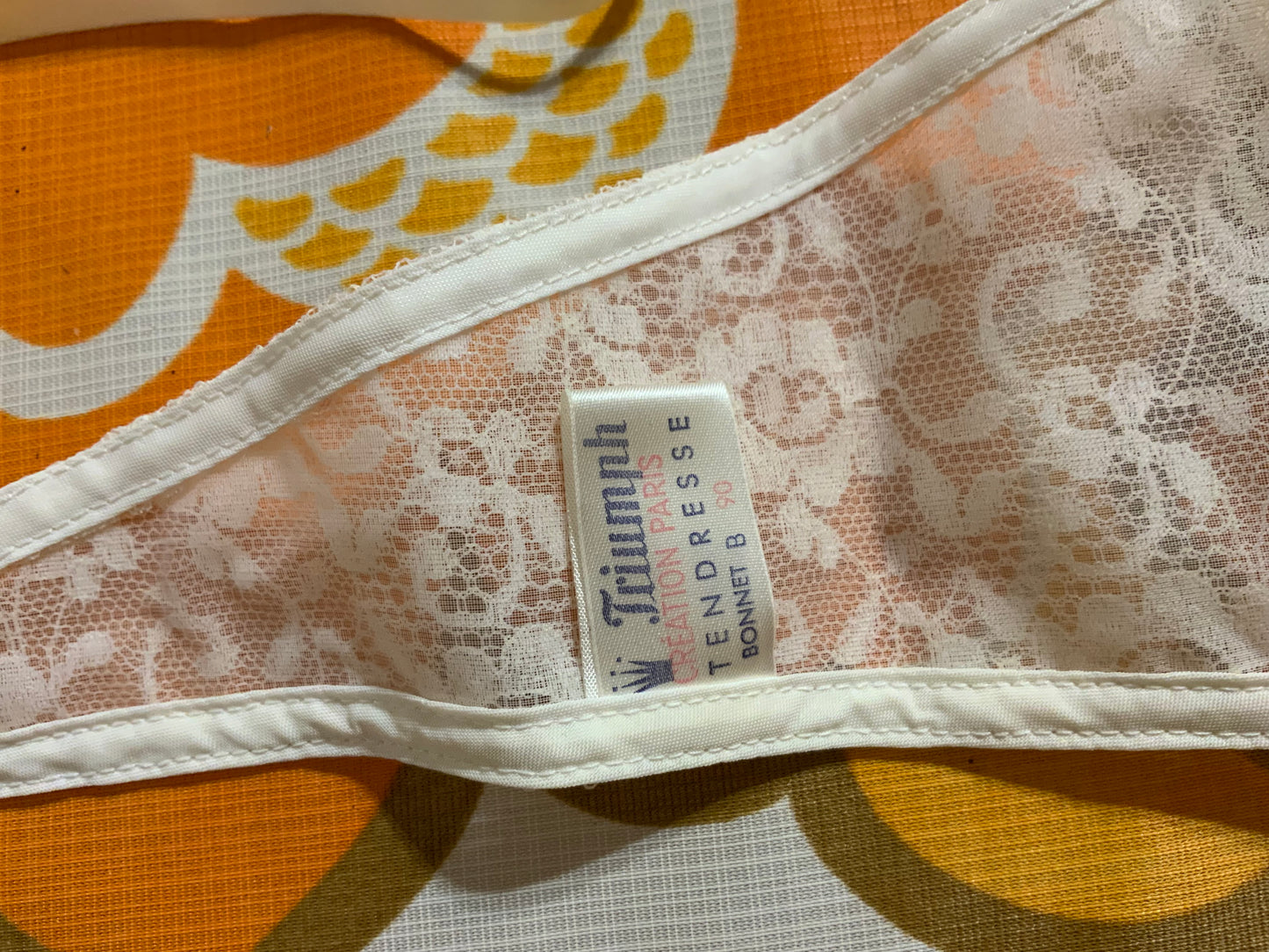Soutien gorge Deadstock dentelle fleurs Triumph Modèle tendresse 1970