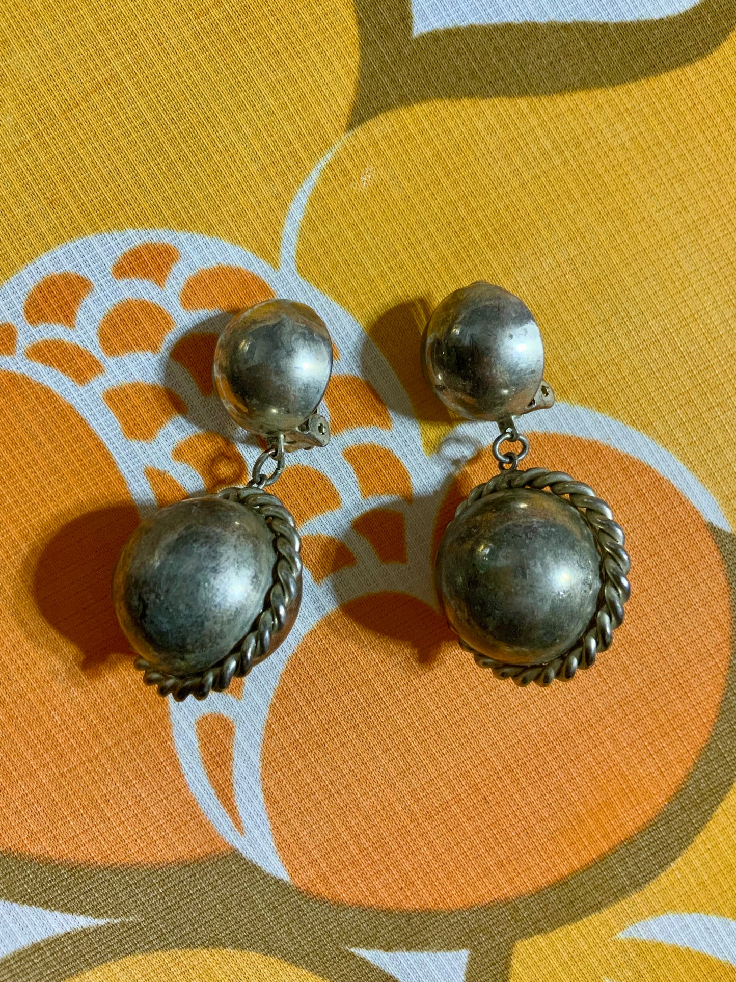 Boucles d’oreilles pendantes boules Vintage 1980/90