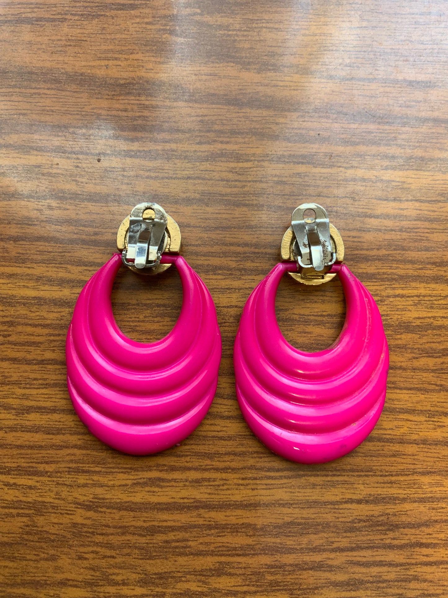 Boucles d’oreilles Roses et dorées pendantes Vintage 1980
