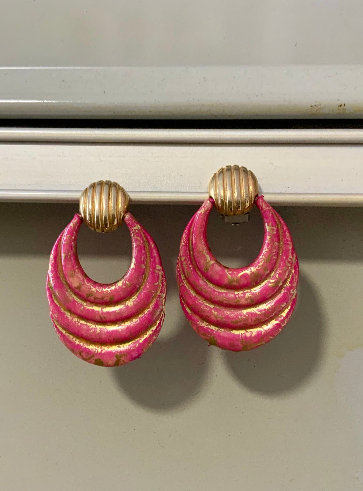 Boucles d’oreilles Roses et dorées pendantes Vintage 1980