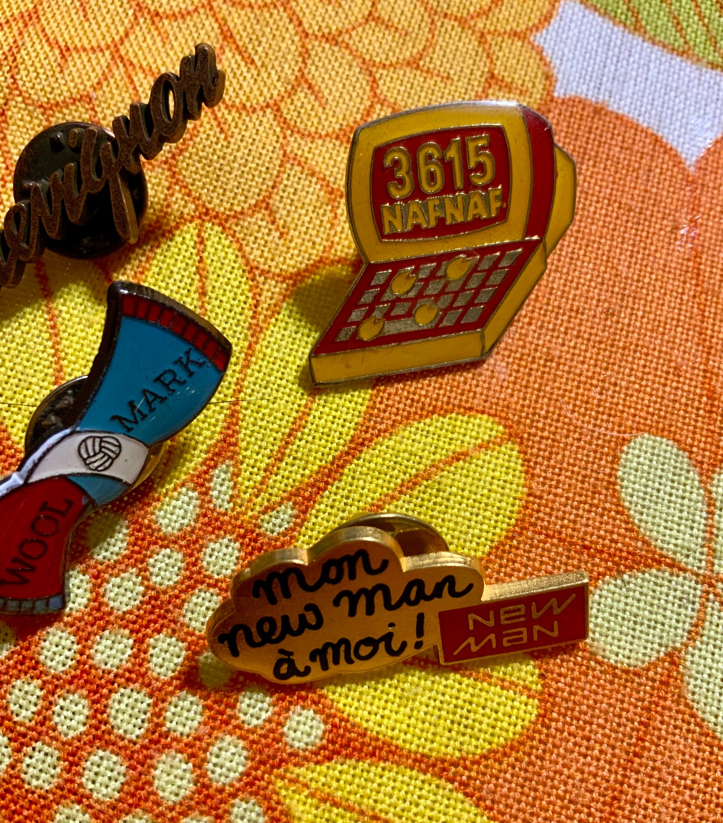 Lot 4 Pin’s Vintage Mode 1990