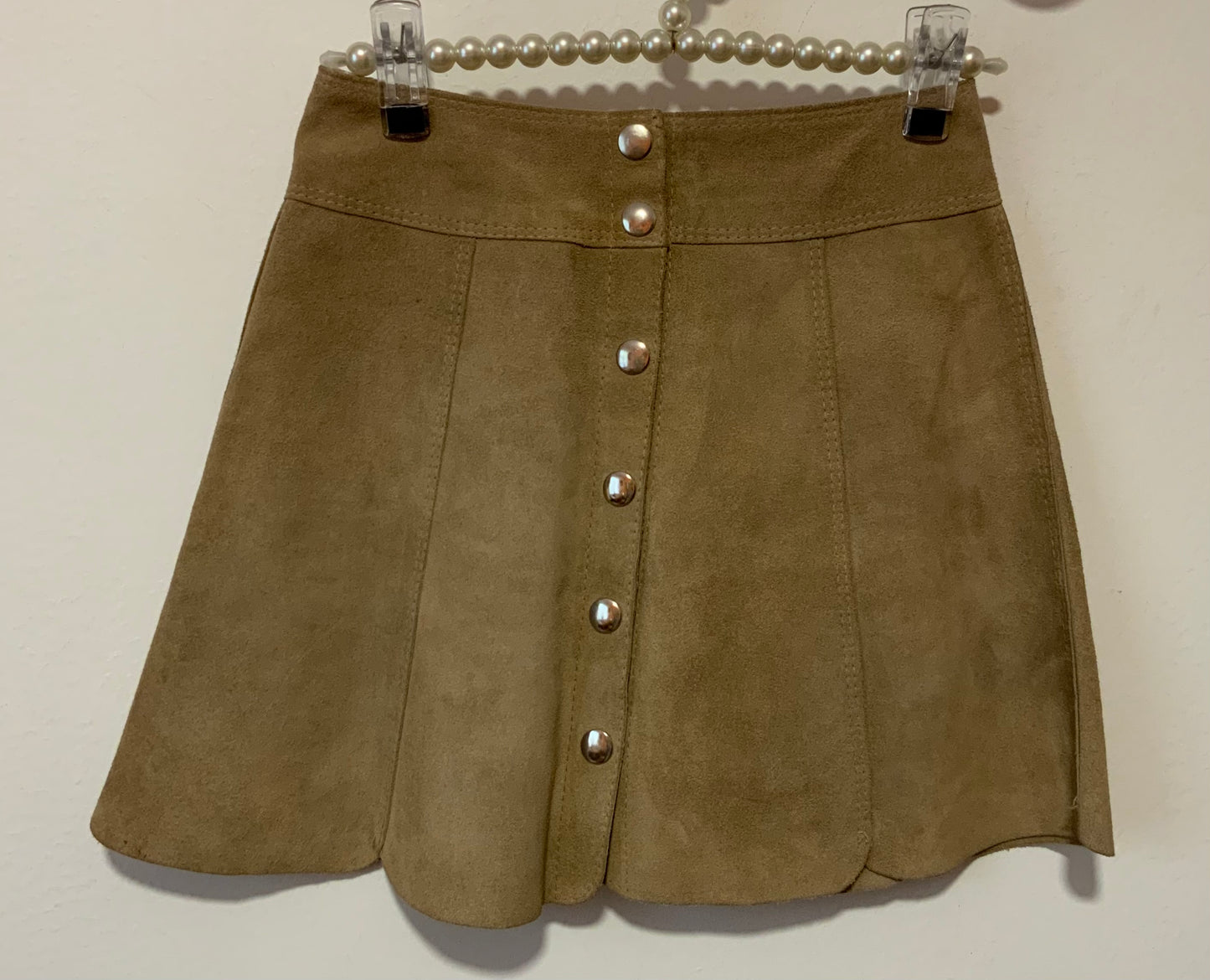 La mini jupe boutonnée Seventies Daim Iconique