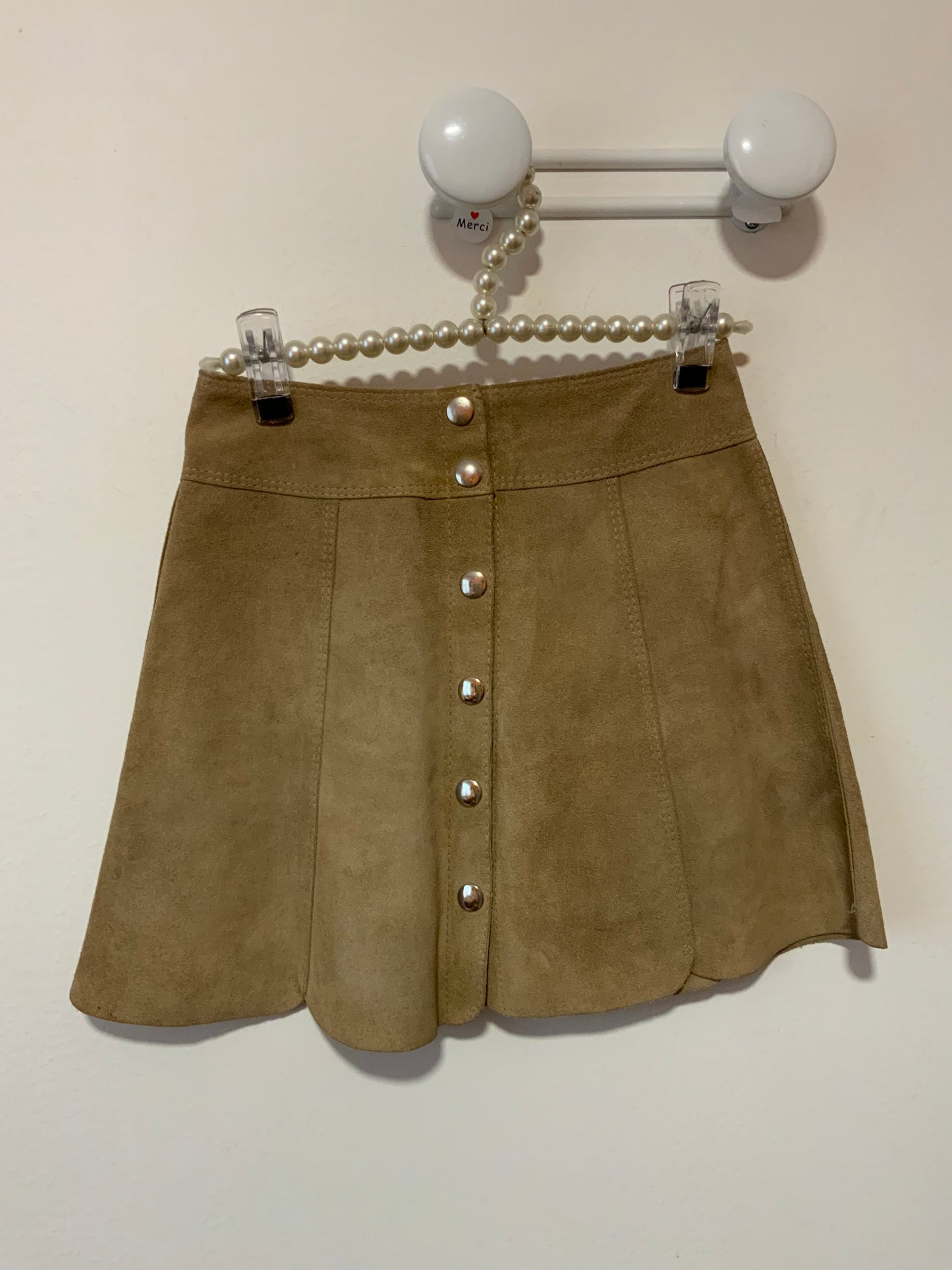 La mini jupe boutonnée Seventies Daim Iconique