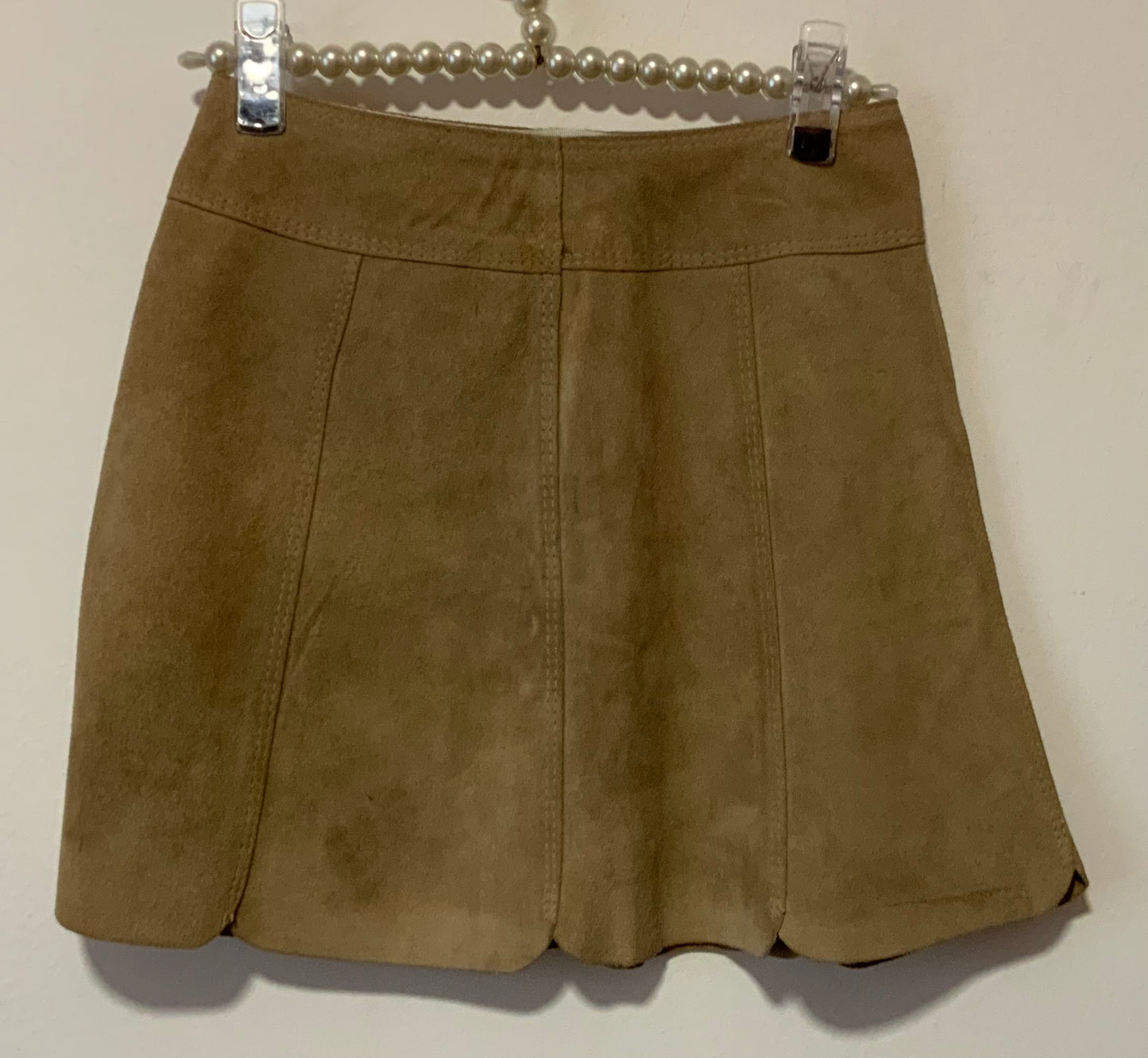 La mini jupe boutonnée Seventies Daim Iconique