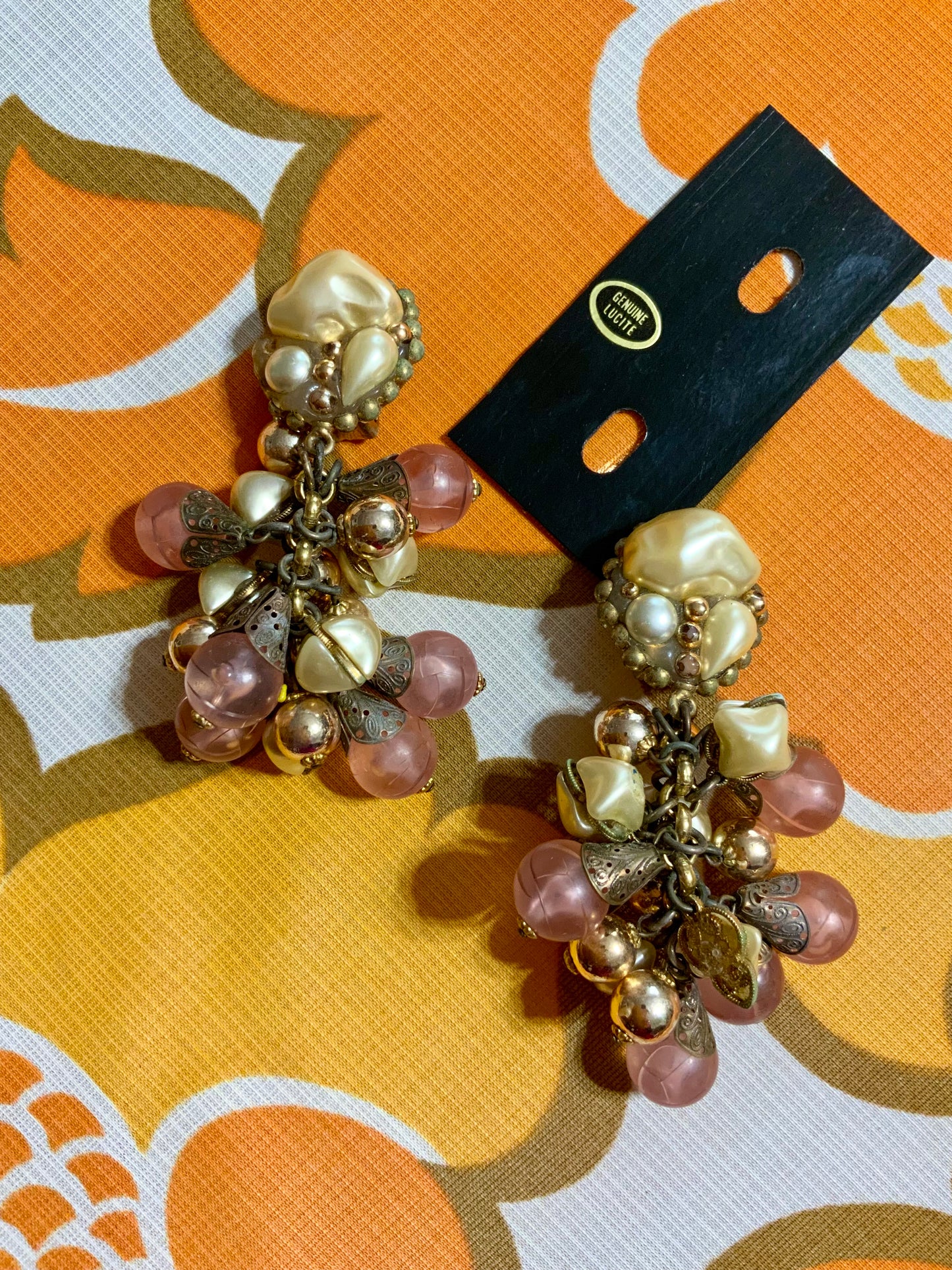 Boucles d’oreilles anciennes en Lucite forme grappe Vintage