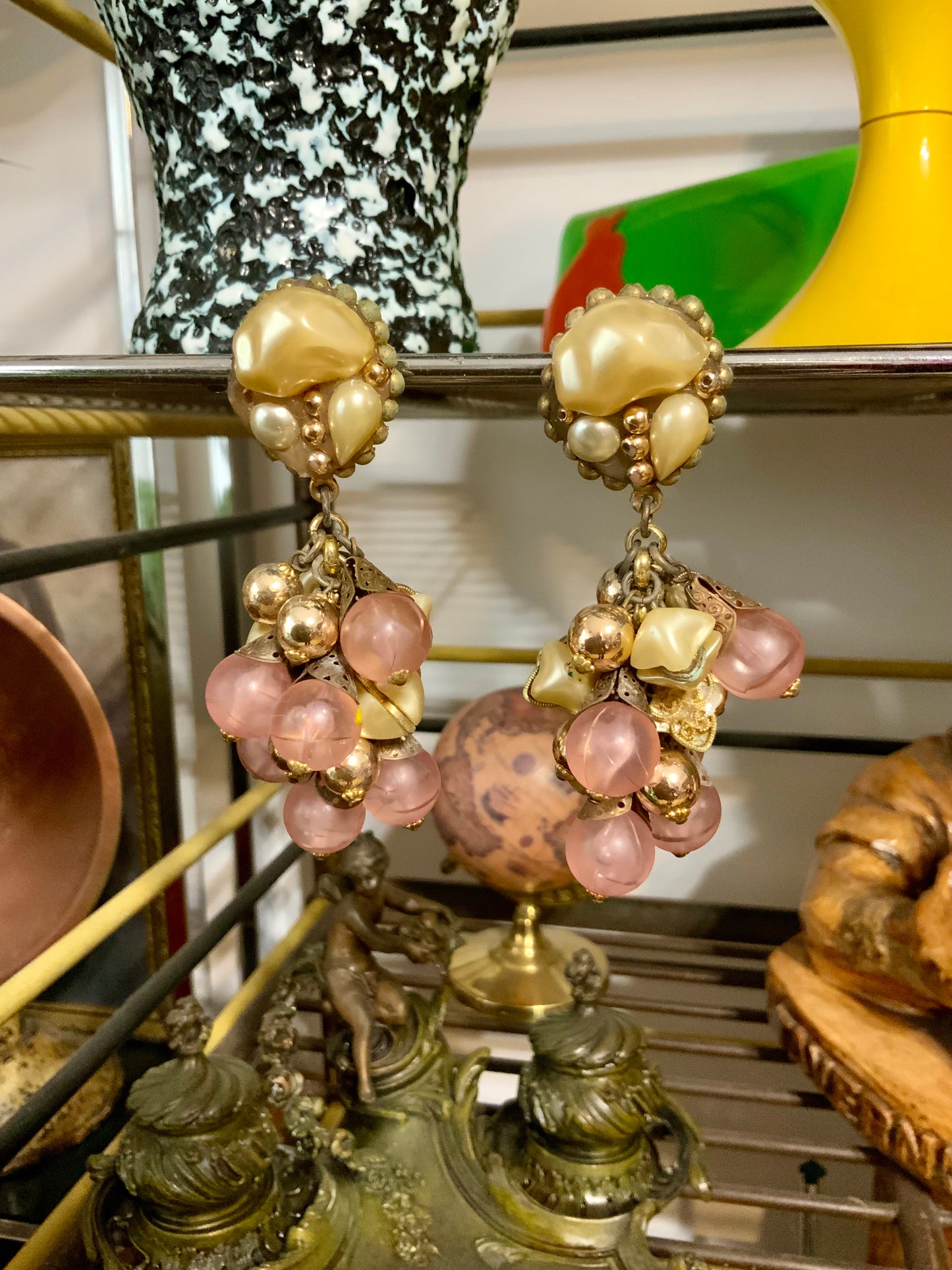 Boucles d’oreilles anciennes en Lucite forme grappe Vintage