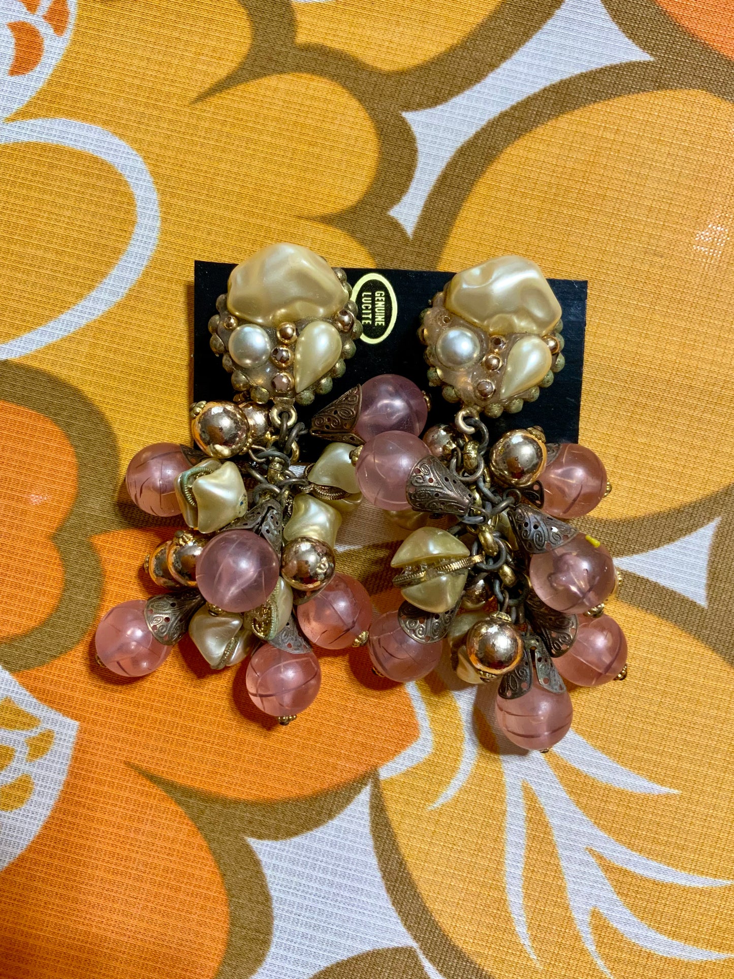 Boucles d’oreilles anciennes en Lucite forme grappe Vintage