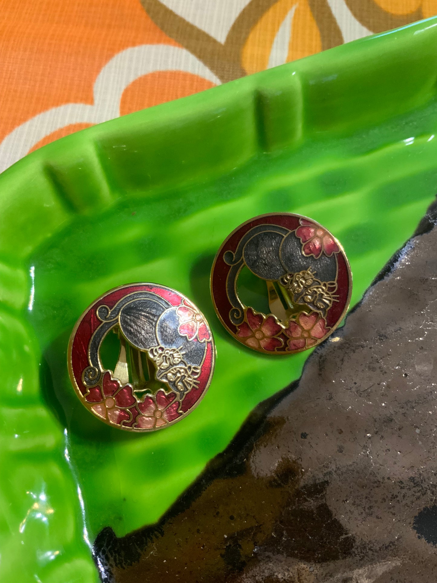 Boucles d’oreilles Cloisonnées Motifs chats et fleurs - Vintage