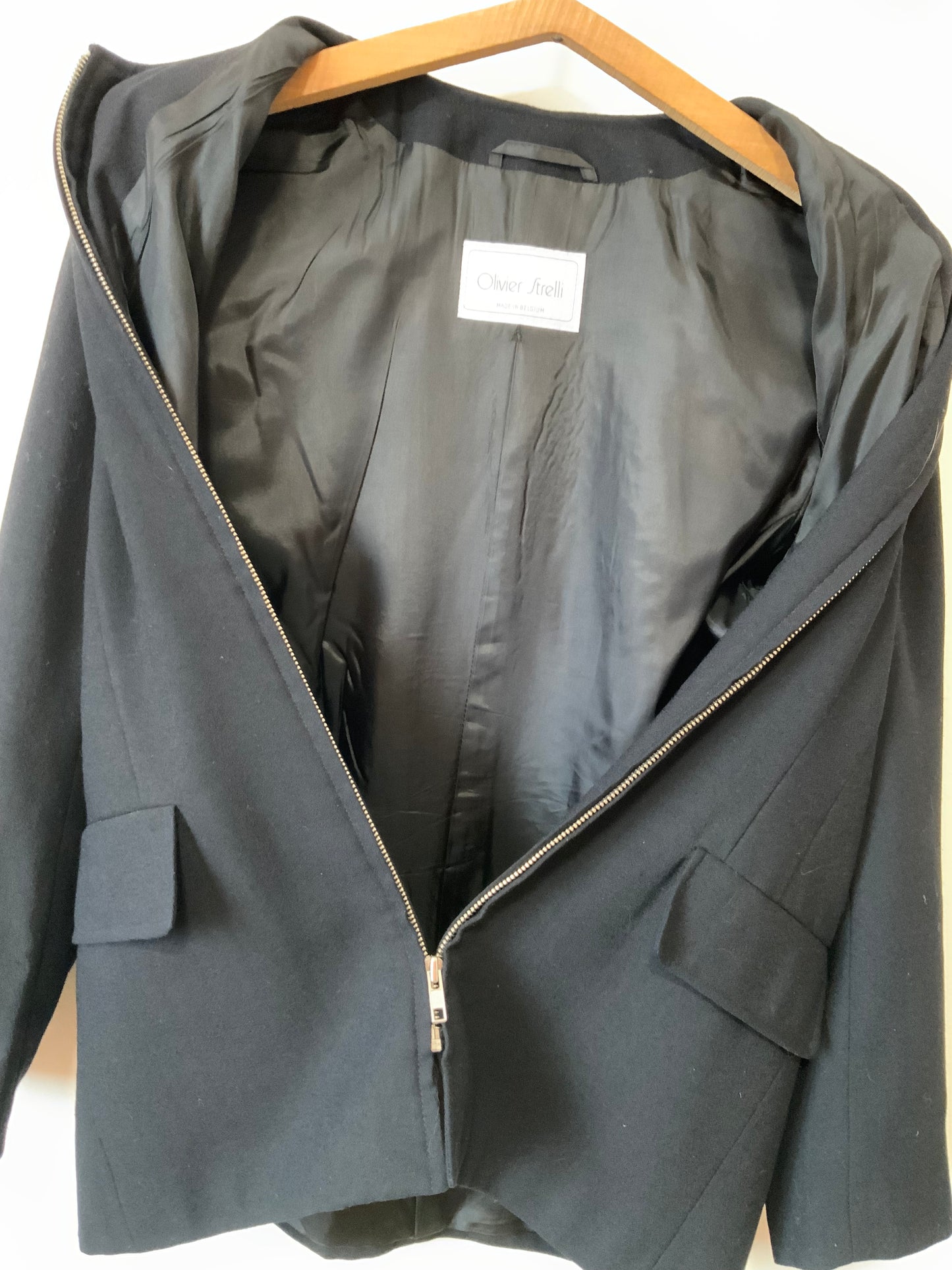Très jolie veste Zippée noire avec Épaulettes de la maison Olivier Strelli Haut de gamme couture Belgique Vintage 1990