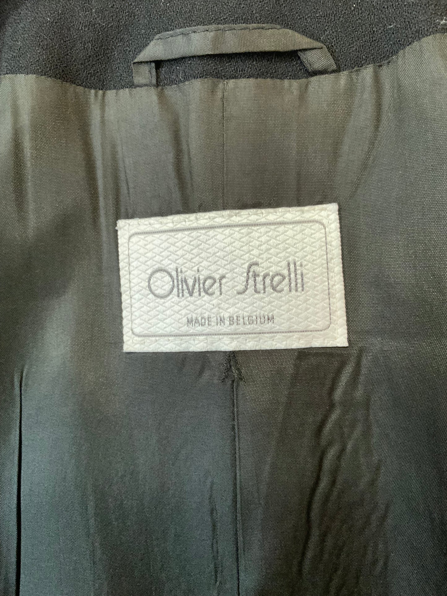 Très jolie veste Zippée noire avec Épaulettes de la maison Olivier Strelli Haut de gamme couture Belgique Vintage 1990